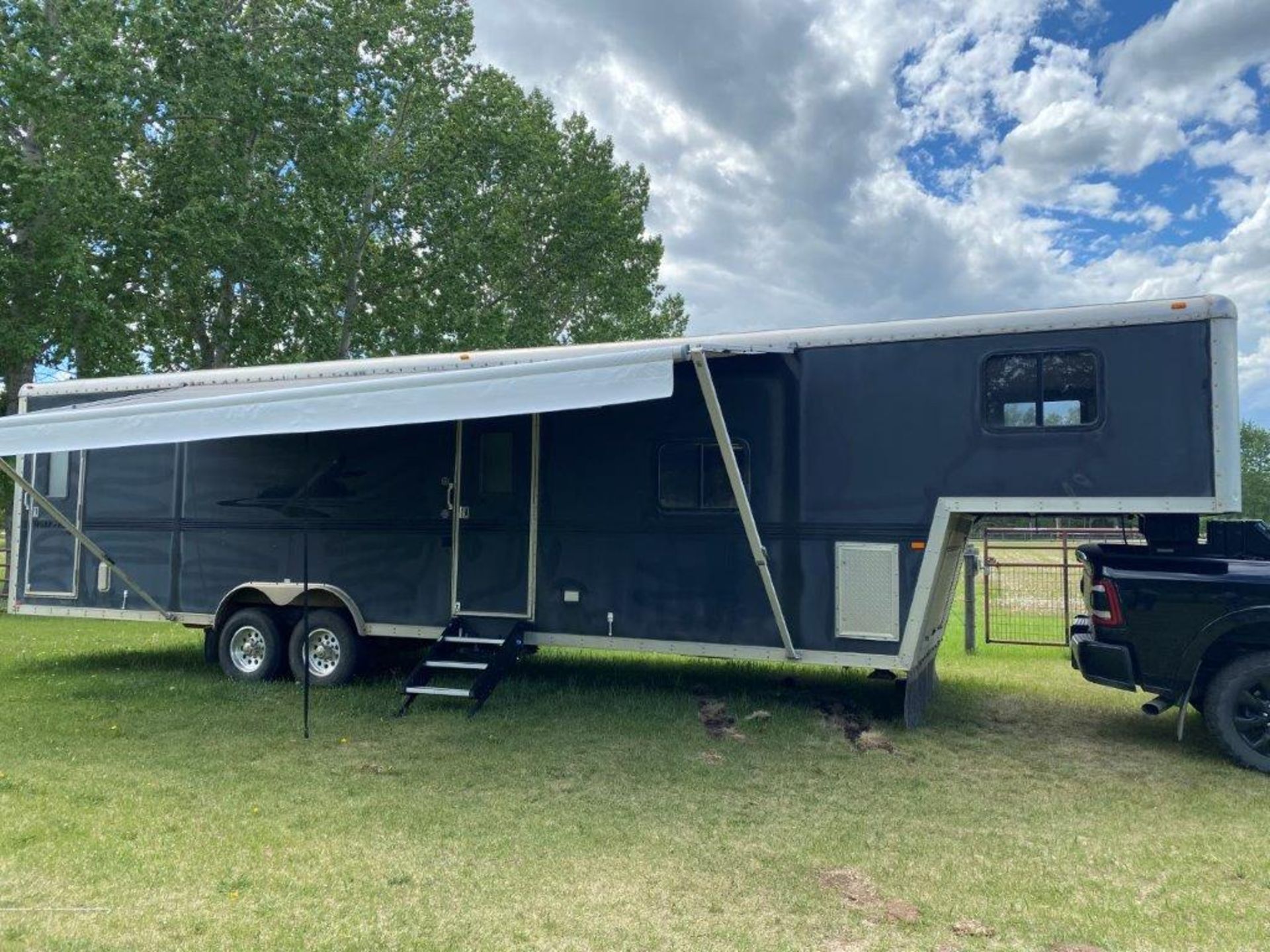 2007 FOREST RIVER WORK AND PLAY 38FT 5TH WHEEL TRAILER COVERTED TO HUNTING ACCOMODATIONS, GUN SAFE