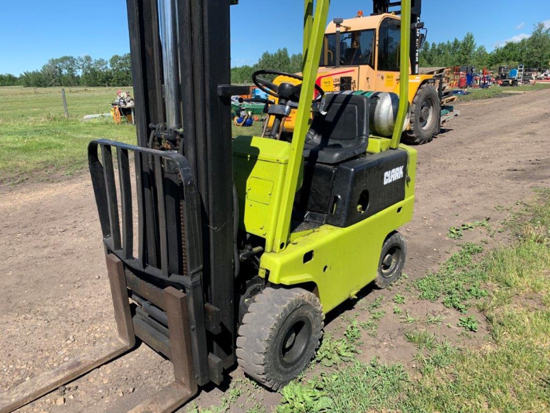 CLARK FORKLIFT, 3681 HOURS **NEEDS REPAIR** - Image 4 of 6