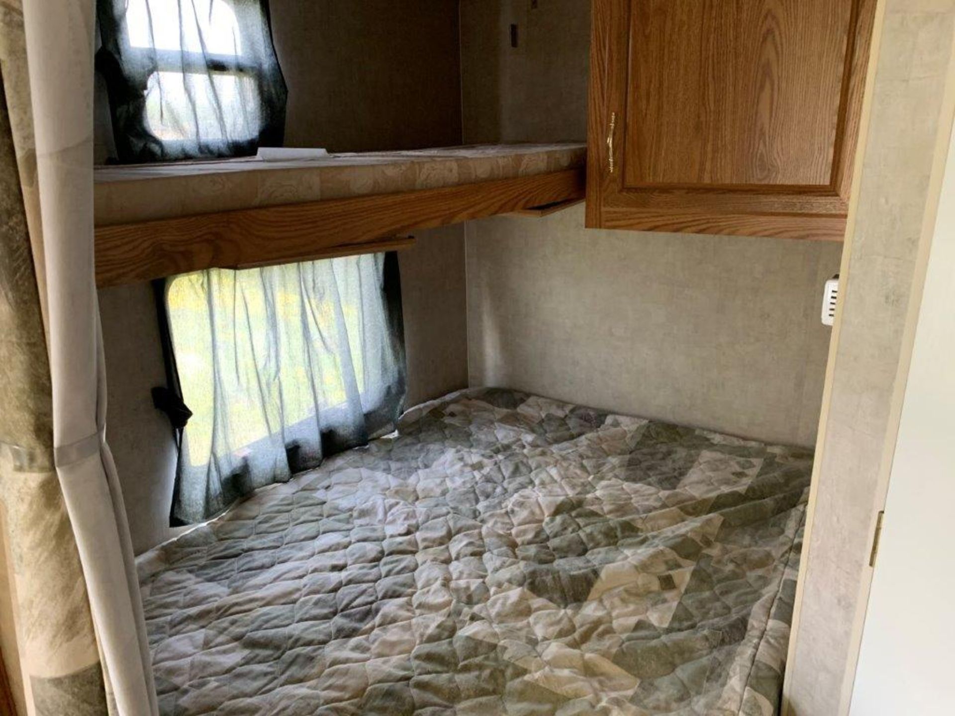 2005 WILDERNESS 19FT TRAVEL TRAILER, T/A REAR BED, REAR BATHROOM, HARDWALL, BUMPER PULL - Image 9 of 13