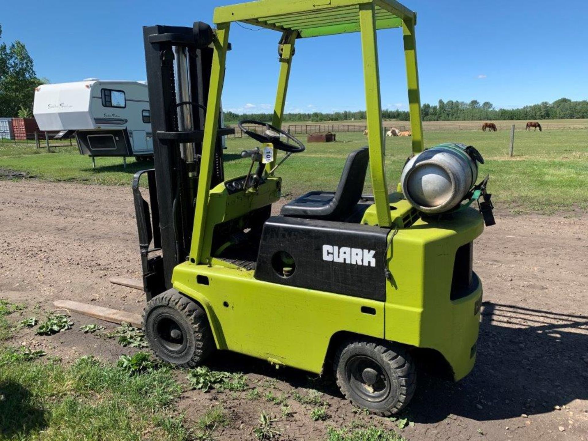 CLARK FORKLIFT, 3681 HOURS **NEEDS REPAIR**