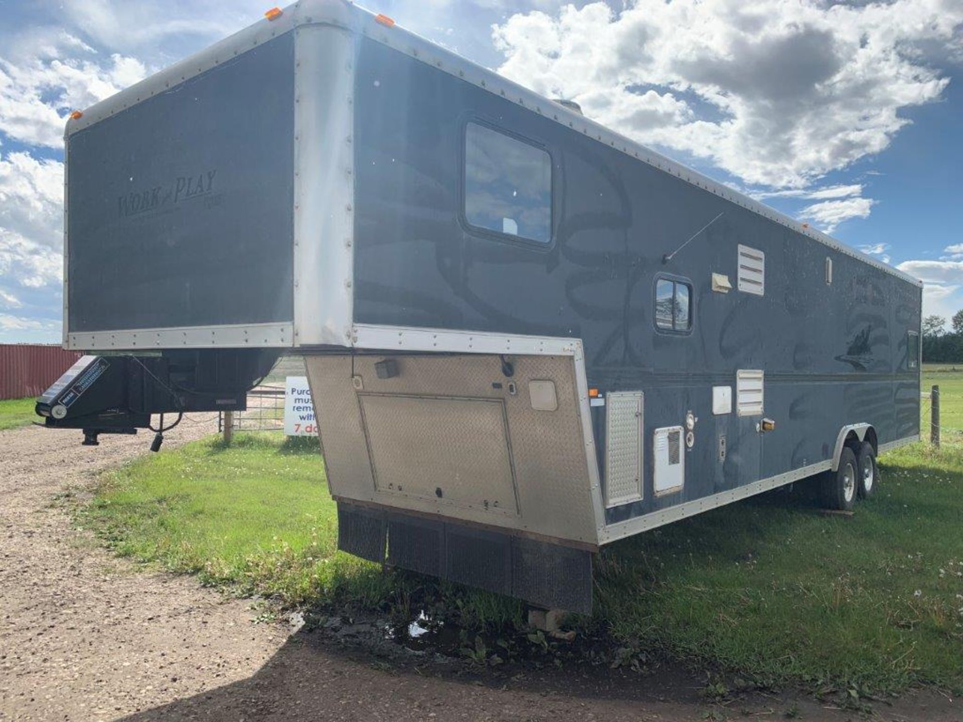 2007 FOREST RIVER WORK AND PLAY 38FT 5TH WHEEL TRAILER COVERTED TO HUNTING ACCOMODATIONS, GUN SAFE - Image 6 of 23