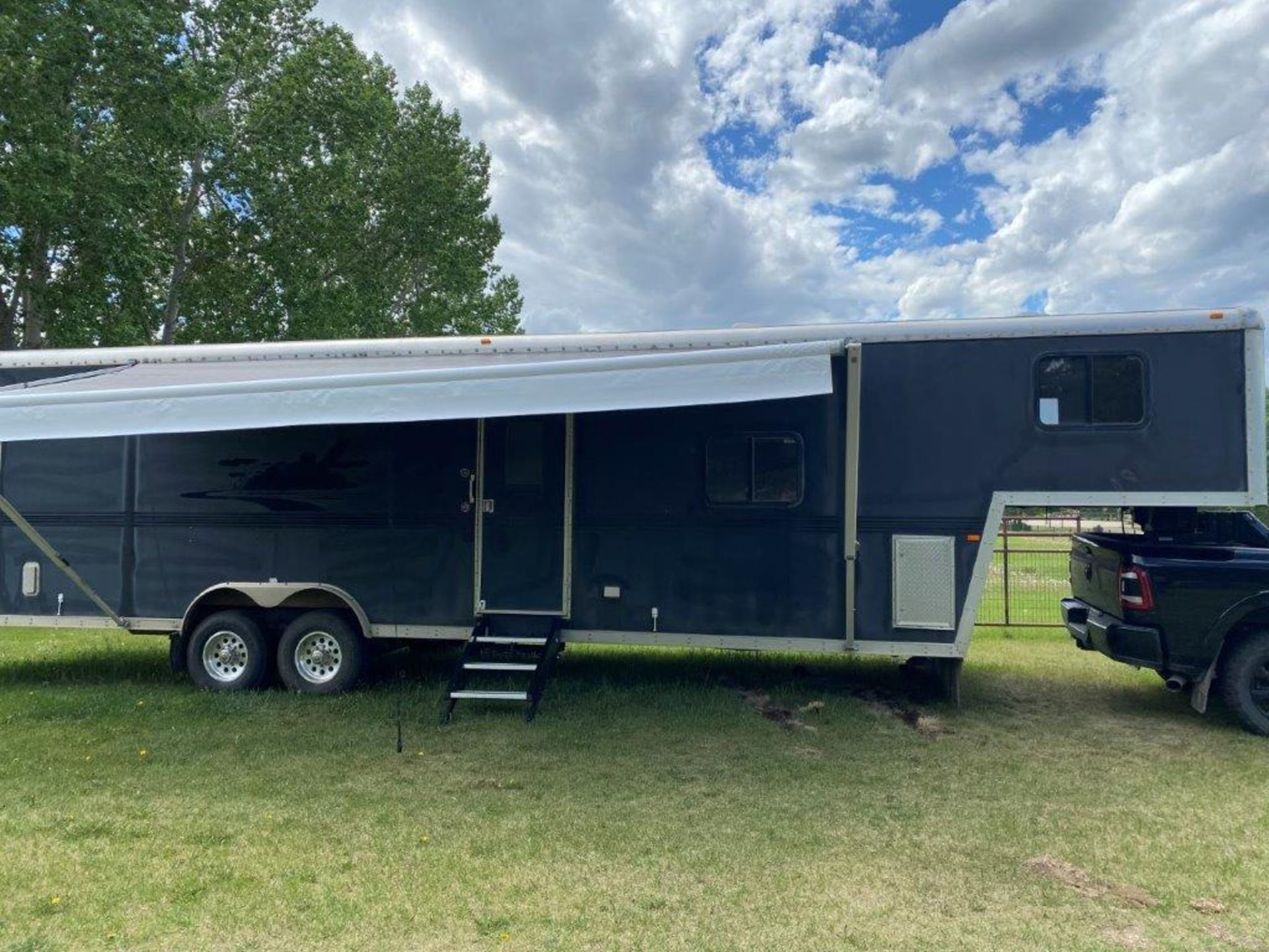 2007 FOREST RIVER WORK AND PLAY 38FT 5TH WHEEL TRAILER COVERTED TO HUNTING ACCOMODATIONS, GUN SAFE - Image 2 of 23