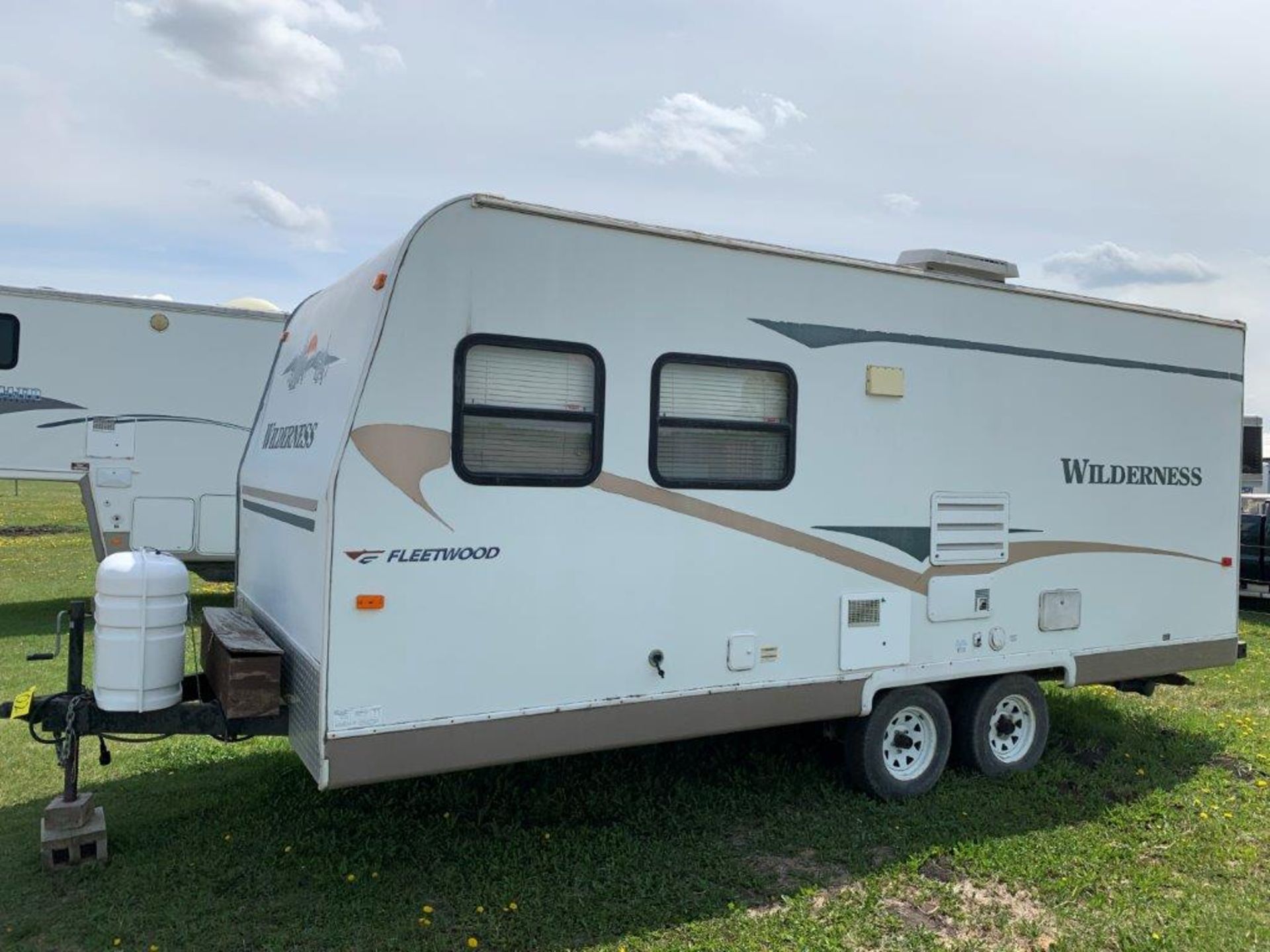 2005 WILDERNESS 19FT TRAVEL TRAILER, T/A REAR BED, REAR BATHROOM, HARDWALL, BUMPER PULL - Image 4 of 13