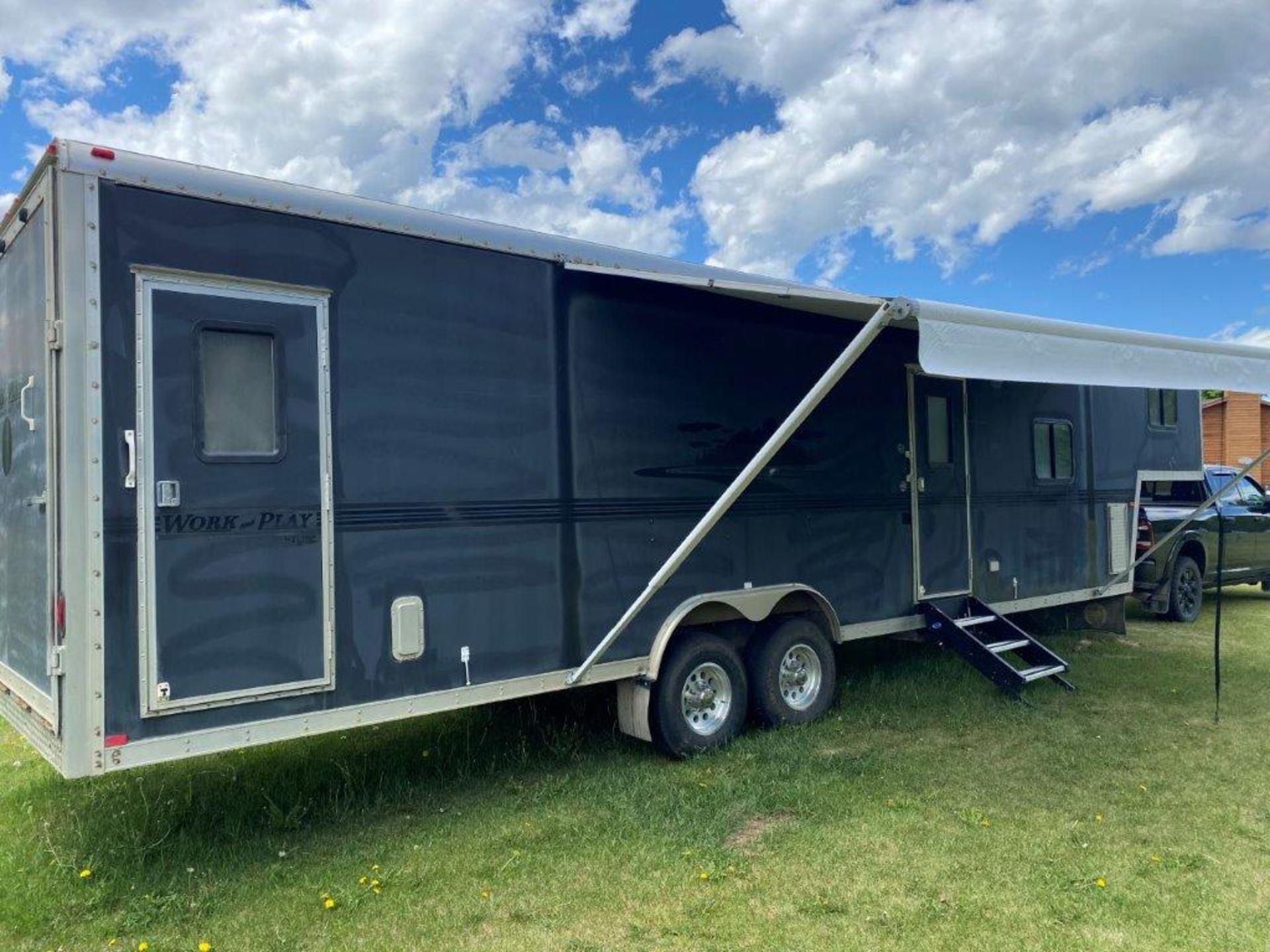 2007 FOREST RIVER WORK AND PLAY 38FT 5TH WHEEL TRAILER COVERTED TO HUNTING ACCOMODATIONS, GUN SAFE - Image 3 of 23