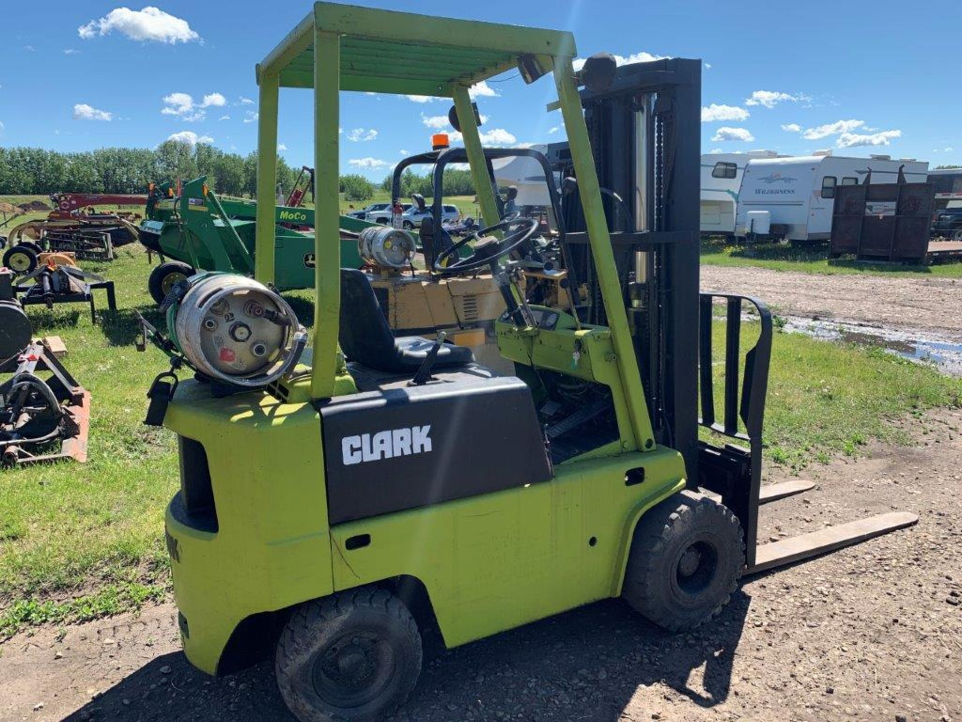 CLARK FORKLIFT, 3681 HOURS **NEEDS REPAIR** - Image 2 of 6