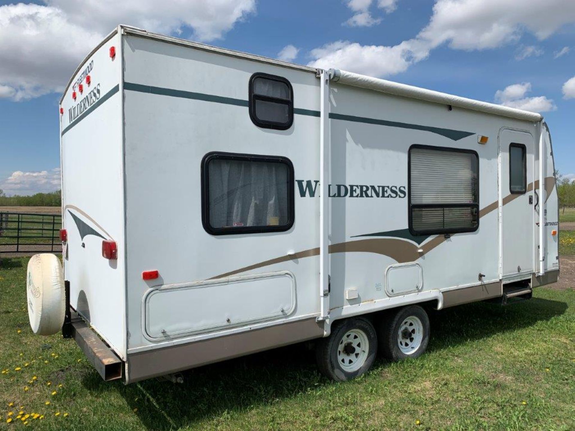 2005 WILDERNESS 19FT TRAVEL TRAILER, T/A REAR BED, REAR BATHROOM, HARDWALL, BUMPER PULL - Image 2 of 13