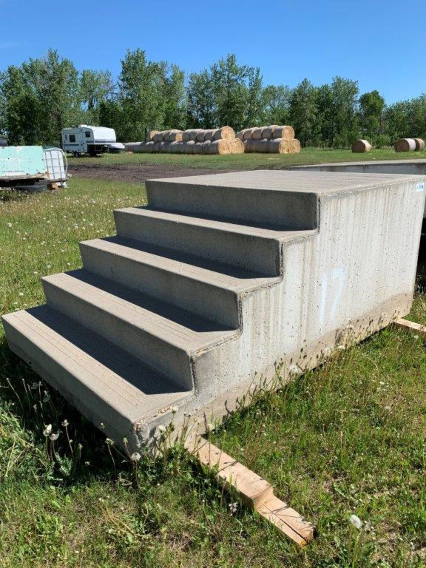 5-STEP 60" PRECAST CONCRETE STAIR W/ 60"X48" LANDING