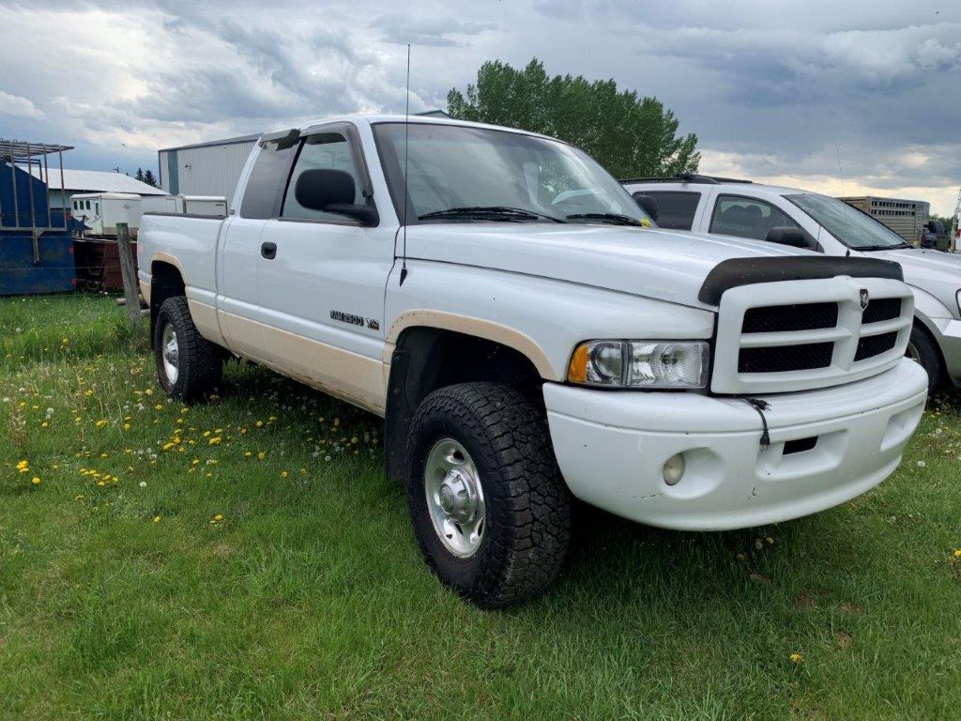 2000 DODGE 2500 P/U TRUCK, 4X4, 8L V10, EXT CAB, LEATHER, NEW FALKEN WILDPEAK TIRES, HITCH - Image 2 of 13