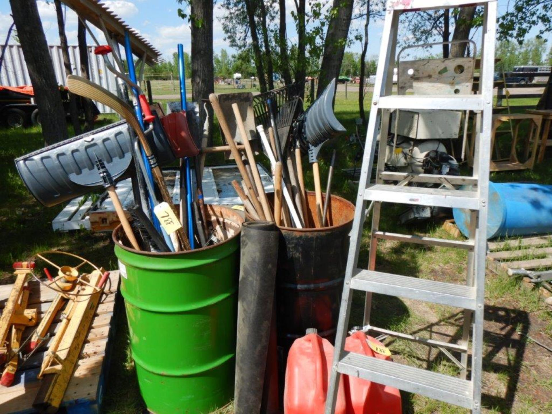 L/O ASSORTED SHOVELS, RAKES, 6FT STEP LADDER, JERRY CANS