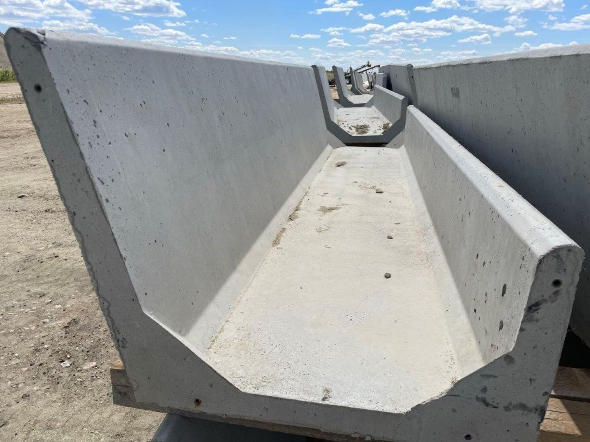 5-SECTIONS OF PRECAST CONCRETE FEED BUNKS, 10FTX36"X27" (TIMES THE MONEY) - Image 3 of 5