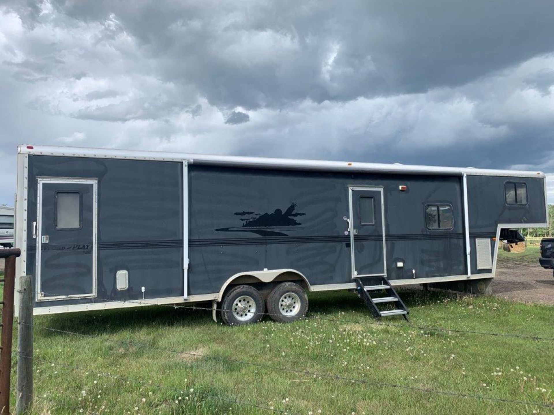 2007 FOREST RIVER WORK AND PLAY 38FT 5TH WHEEL TRAILER COVERTED TO HUNTING ACCOMODATIONS, GUN SAFE - Image 5 of 23