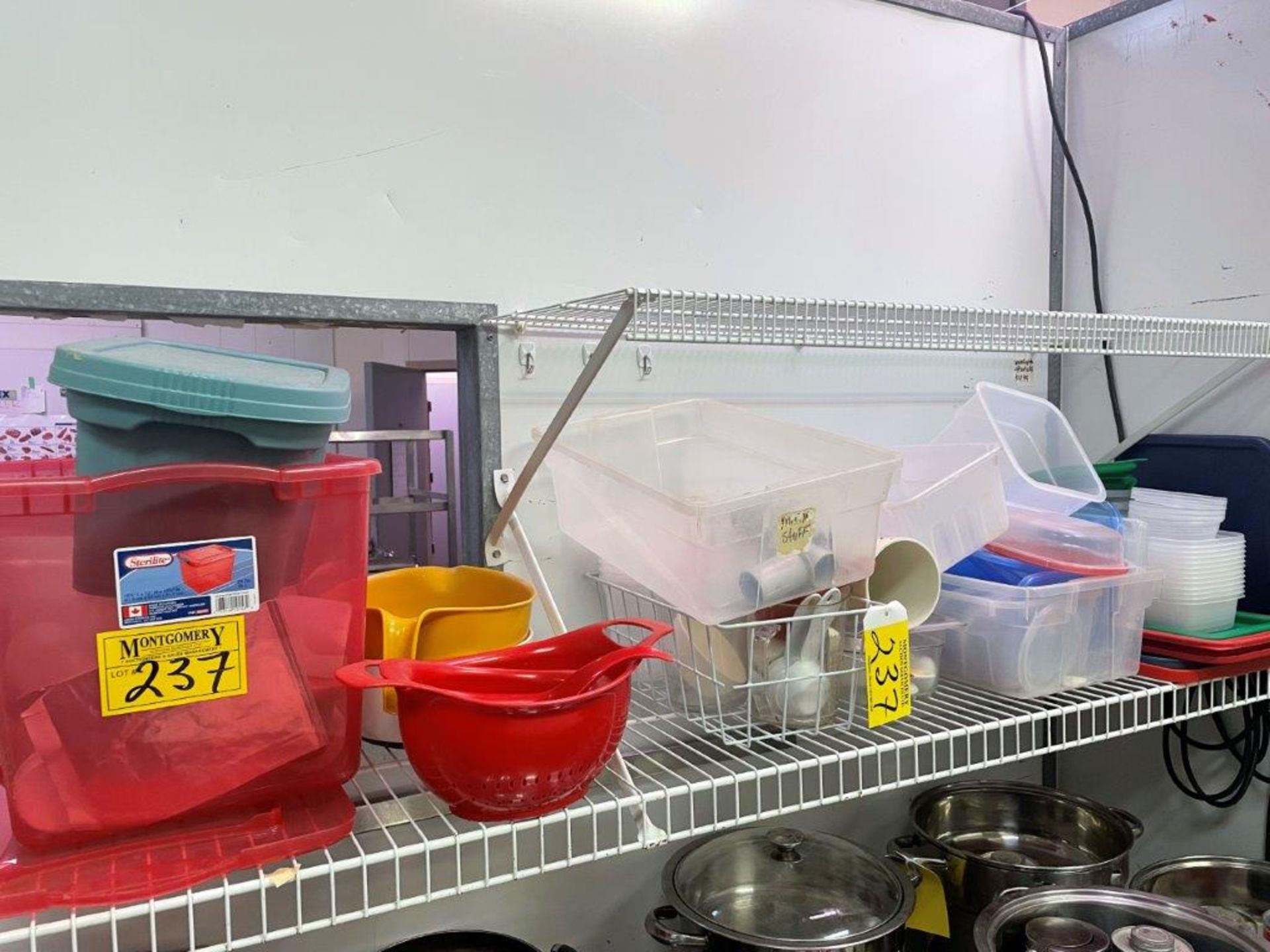 L/O ASSORTED PLASTIC CONTAINERS, BOWLS, MEASURING CUPS, ETC.
