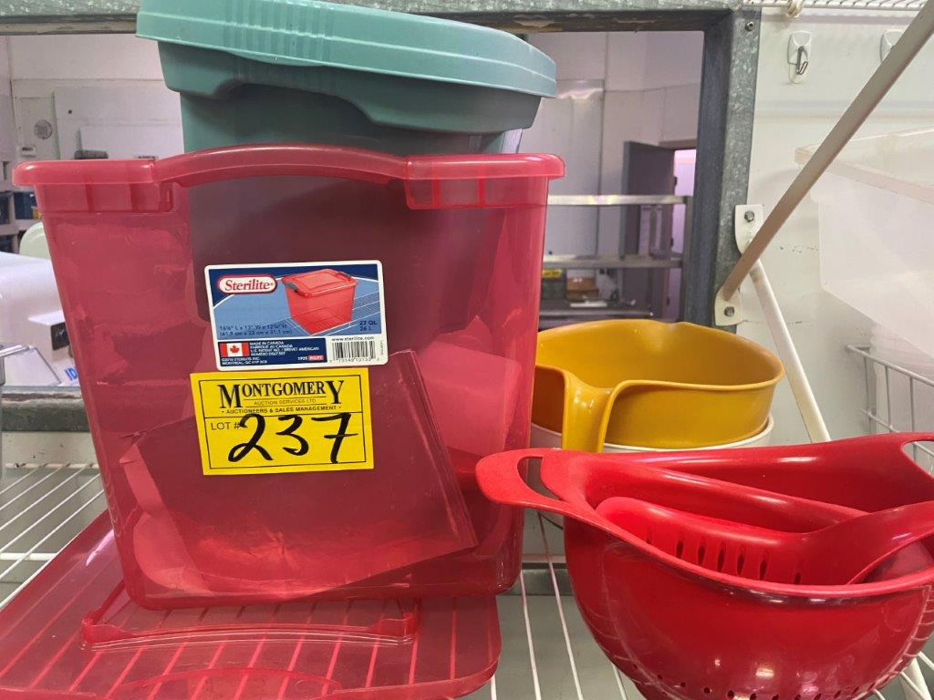 L/O ASSORTED PLASTIC CONTAINERS, BOWLS, MEASURING CUPS, ETC. - Image 2 of 4