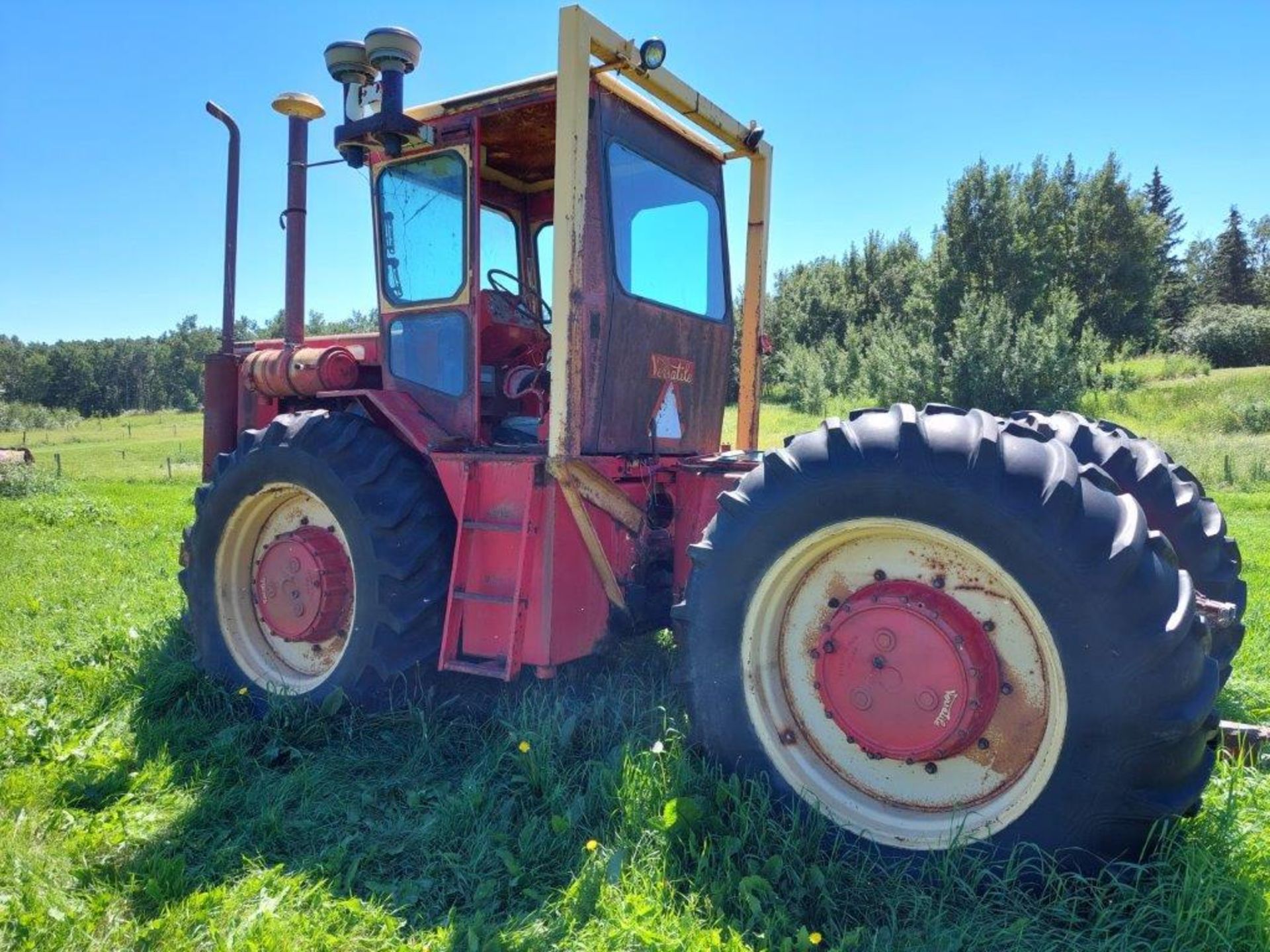 VERSATILE 125 4WD TRACTOR W/ CAB, 9FT BLADE, FORD HD IND. GAS ENG., 18.4X38 RUBBER - Image 2 of 5