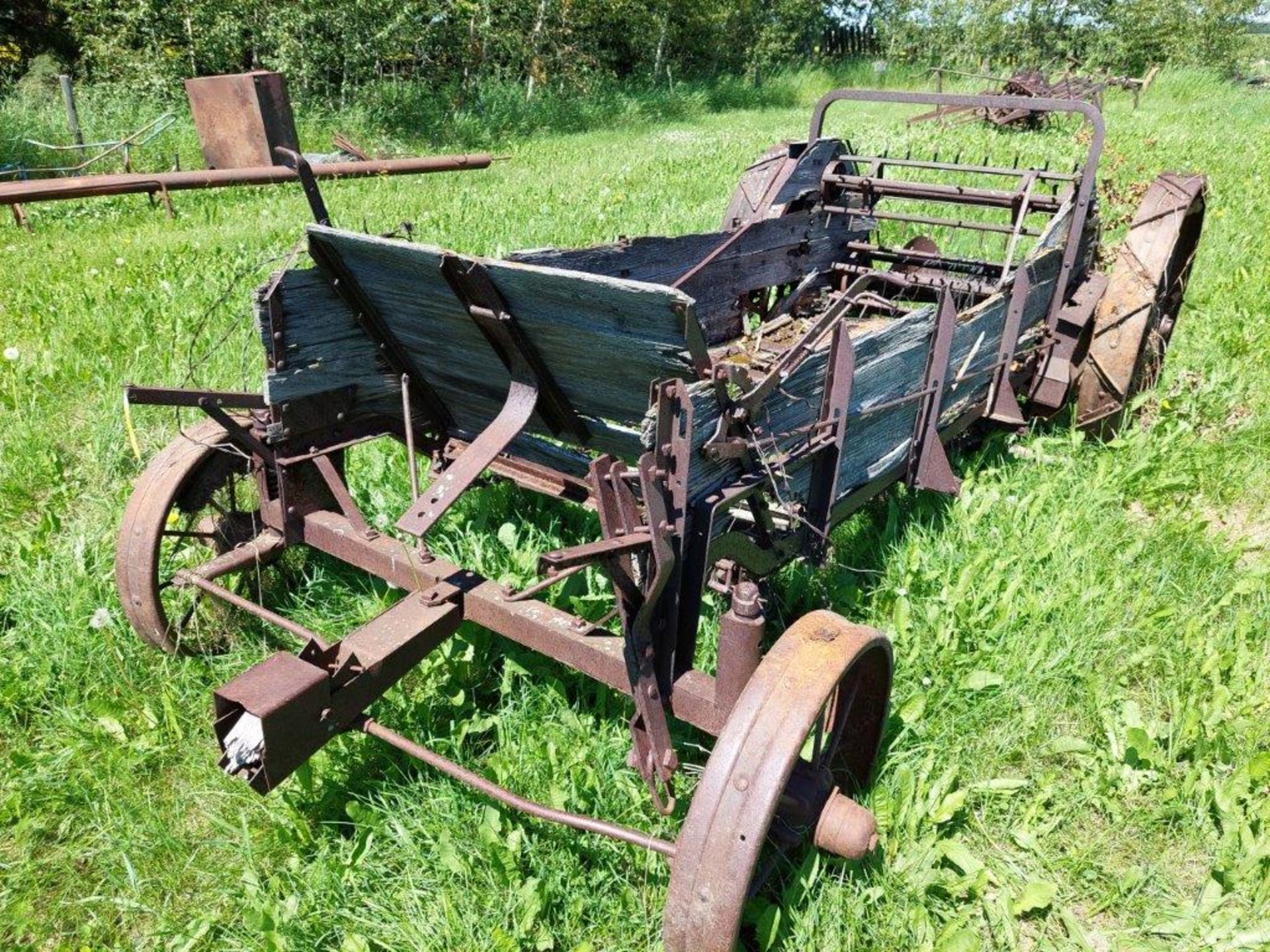ANTIQUE GROUND DRIVE MANURE SPREADER S/A, 10'X40” - Image 2 of 3