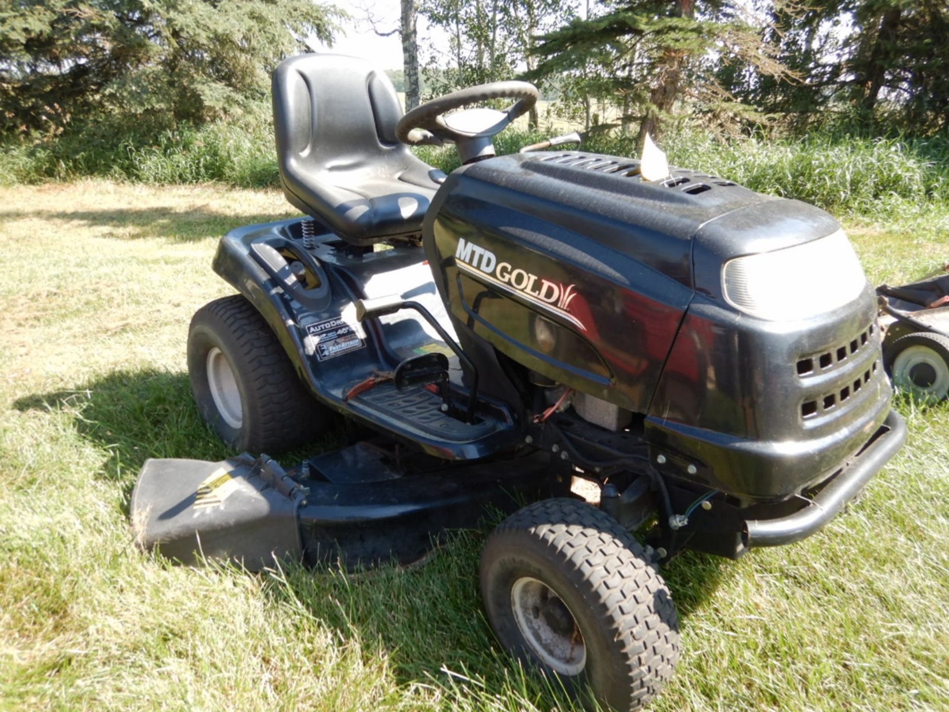 MTD GOLD RIDE-ON LAWN MOWER, 19HP, 46" DECK