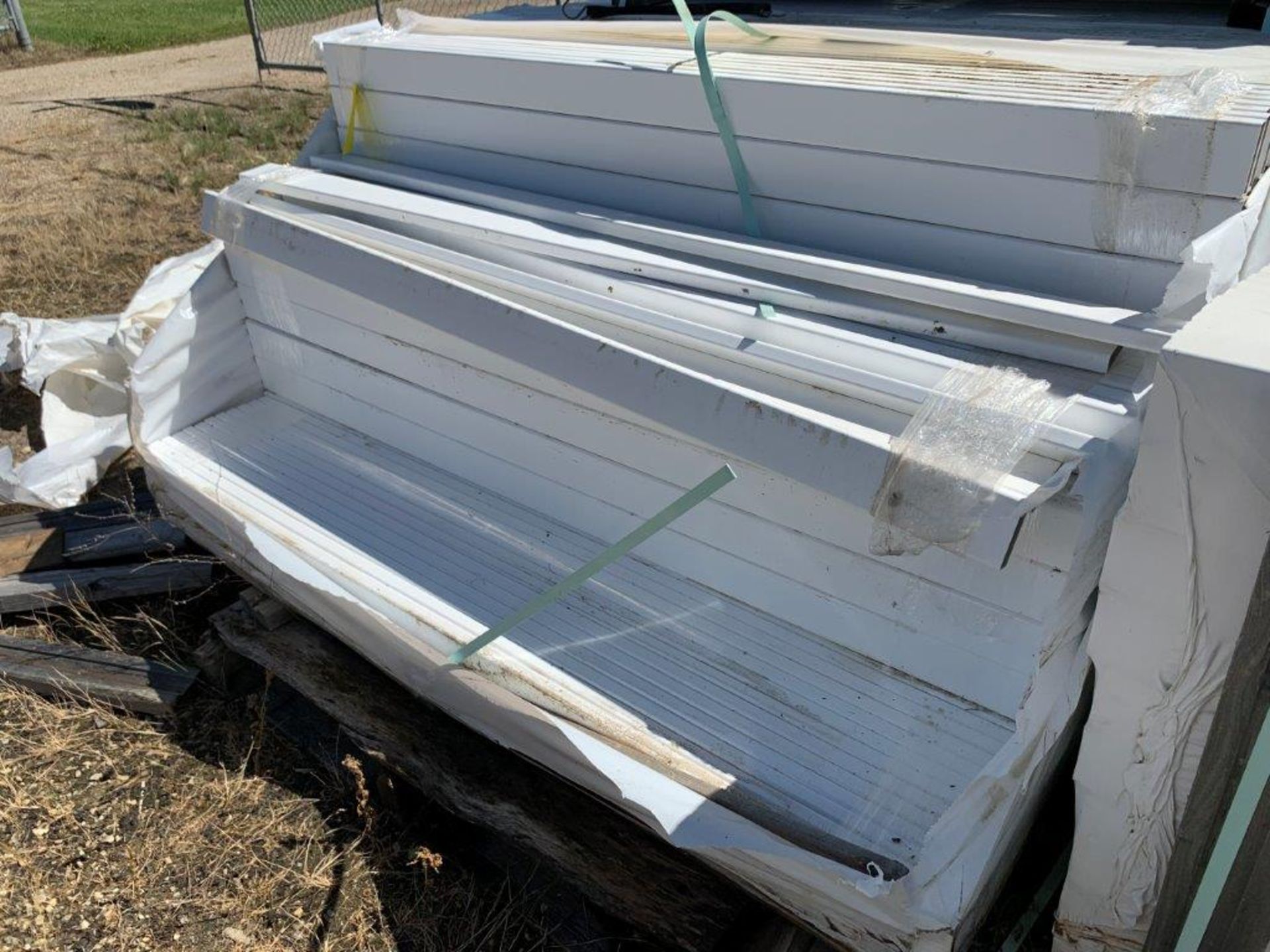 PT SKID OF APPROX 400-7/8"X3"X60" FENCE PICKETS - WHITE - SEMI-PRIVATE - Image 2 of 3