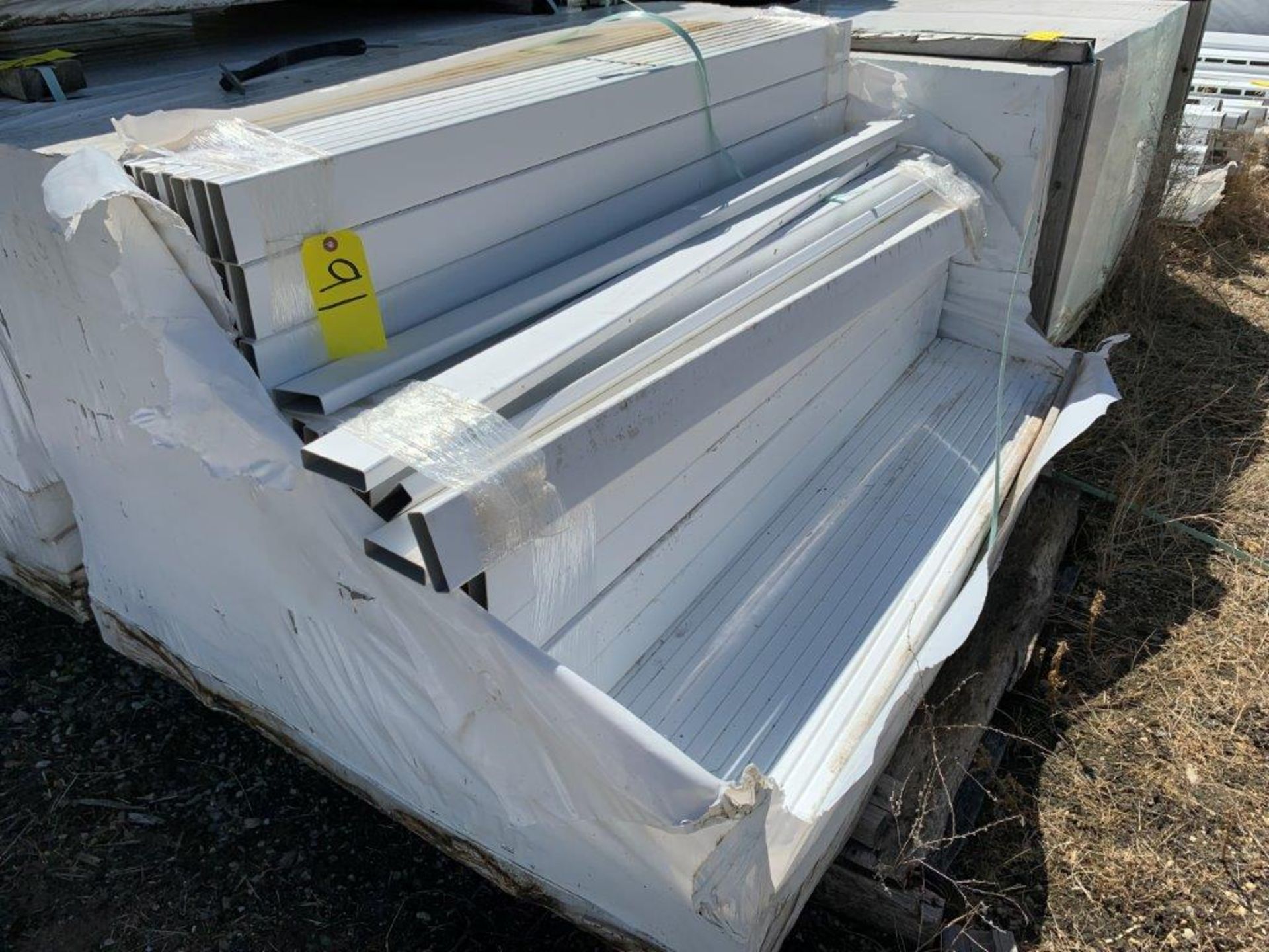 PT SKID OF APPROX 400-7/8"X3"X60" FENCE PICKETS - WHITE - SEMI-PRIVATE