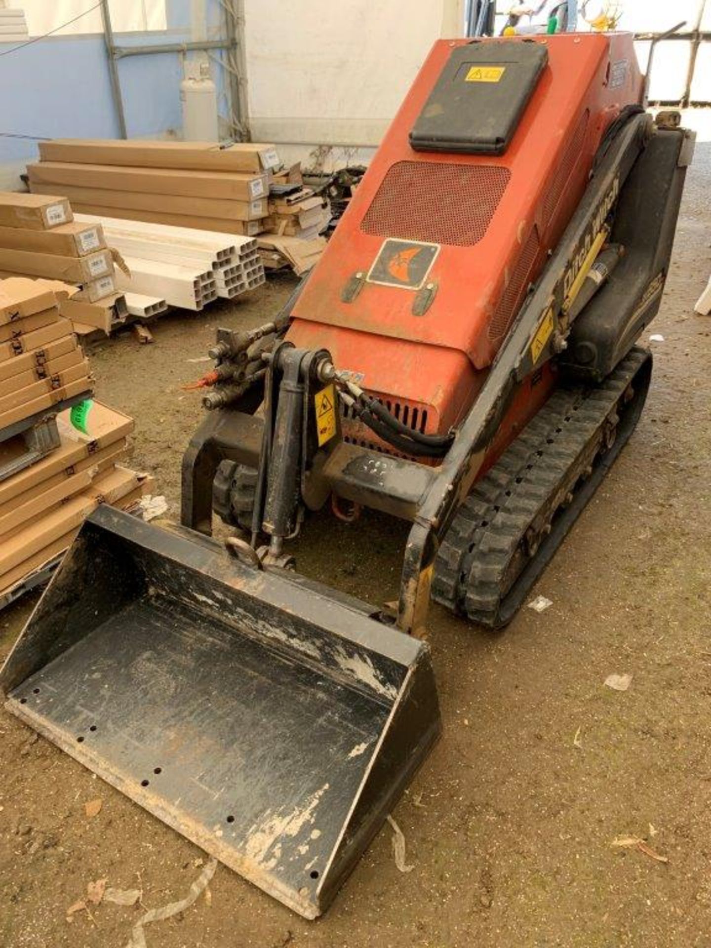 2012 DITCH WITCH SK650 RIDE ON TRACKED SKIDSTEER DIESEL ENGINE, 36 INCH BUCKET, 1581 HRS SHOWING