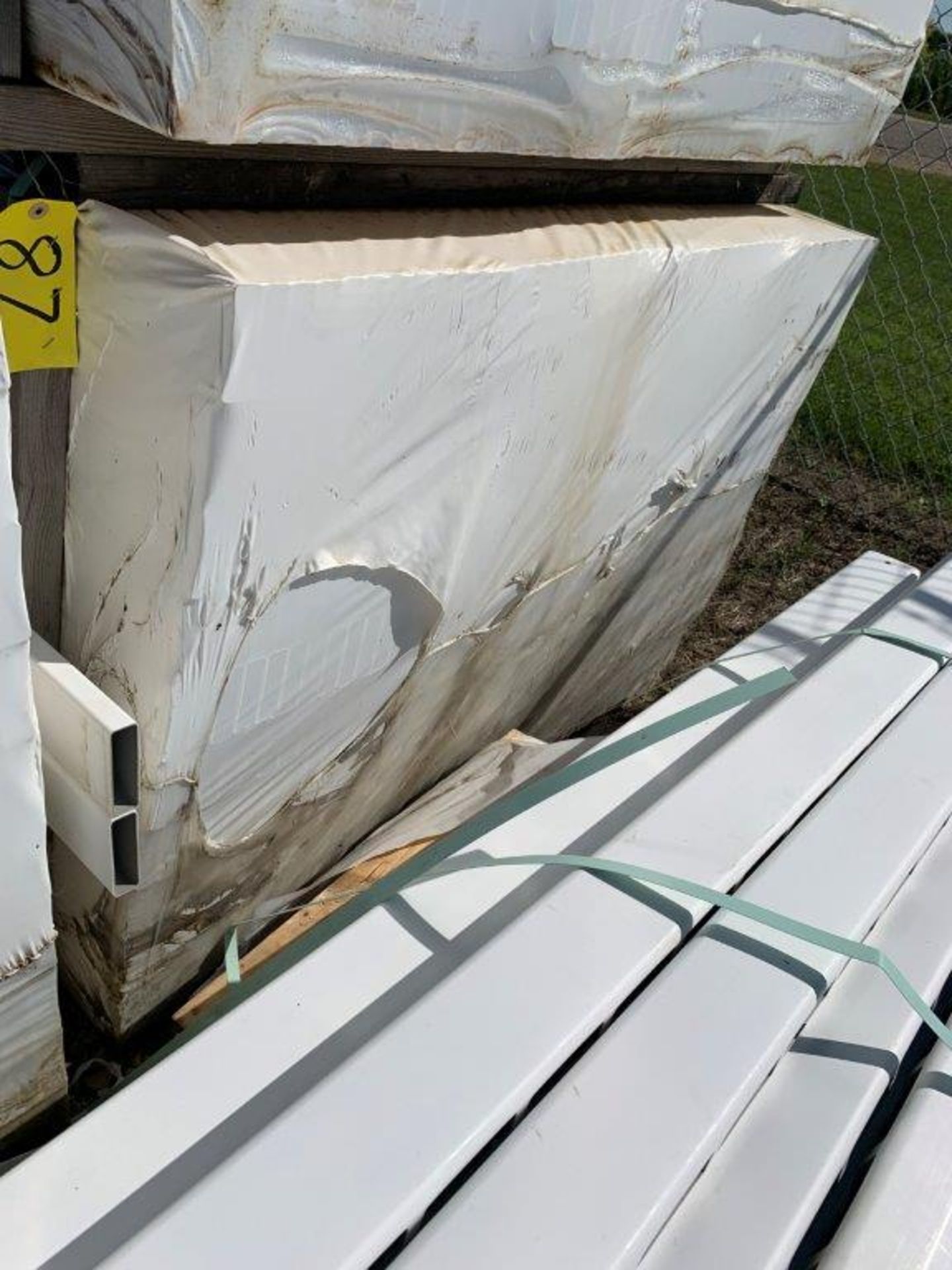 SKID OF 480 - 7/8"X3"X60" FENCE PICKETS - WHITE - SEMI-PRIVATE - Image 2 of 3