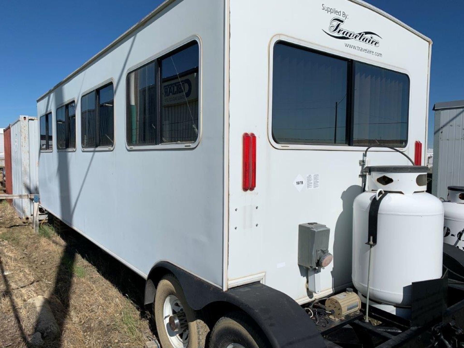 TRAVELAIRE 24FT X8.6FT T/A OFFICE TRAILER W/ LIGHTS, POWER, FURNACE, PINTLE HITCH - Image 4 of 9