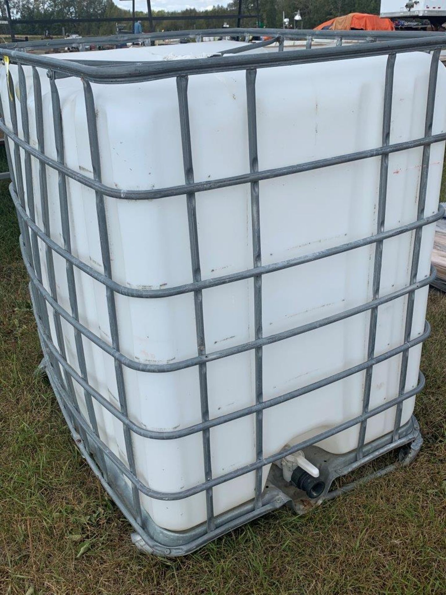 1200L POLY TOTE W/ CAGE