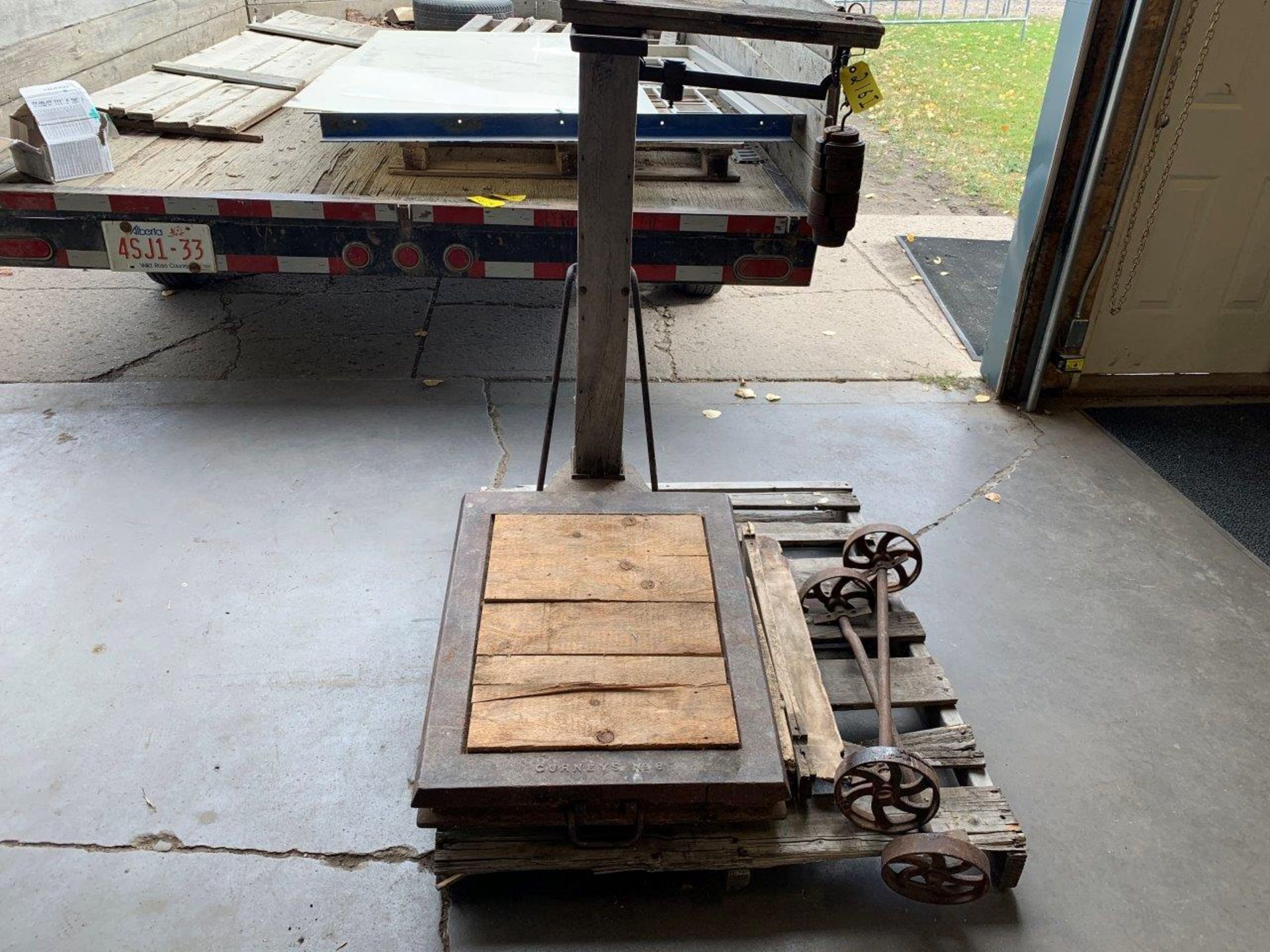 ANTIQUE WEIGH SCALE NEEDS REPAIR