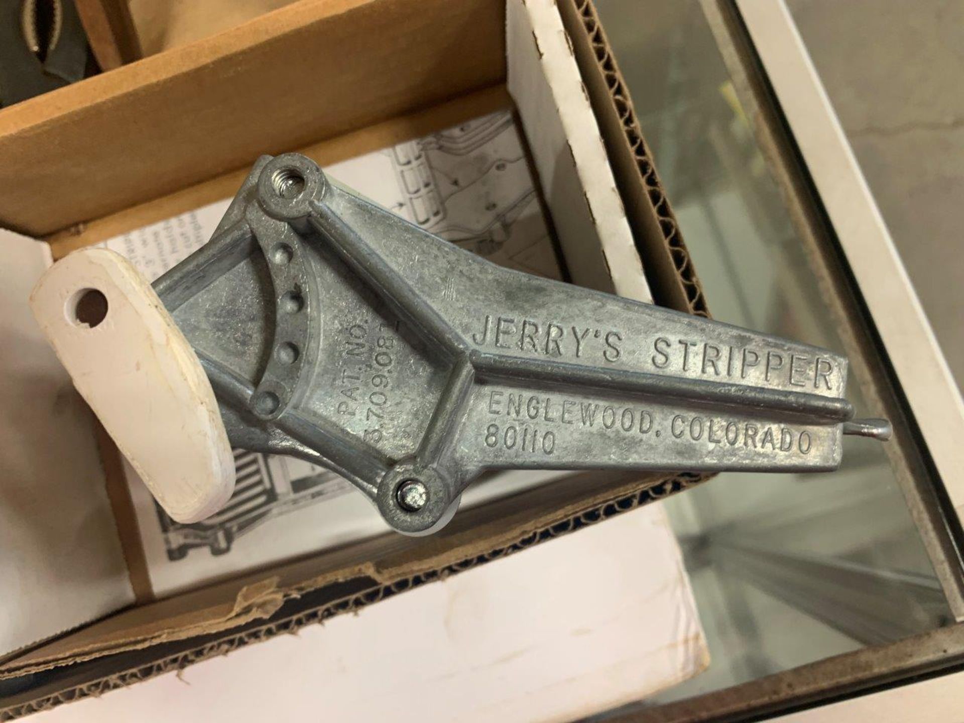 L/O ASSORTED LEATHER WORKING TOOLS, JERRYS LEATHER STRIPPER, PUNCHES, HOLE PUNCH, ETC. - Image 7 of 9