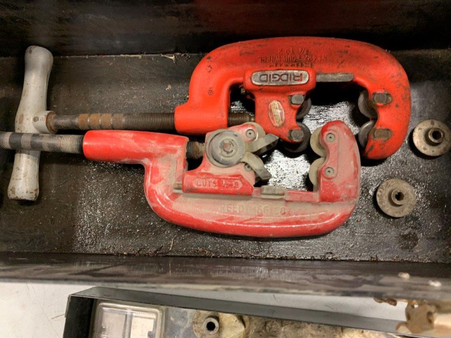 RIDGID 4-WHEEL PIPE CUTTER 3/4" TO 2" AND 2-REED 4-WHEEL PIPE CUTTER 1/2" TO 2" - Image 5 of 7