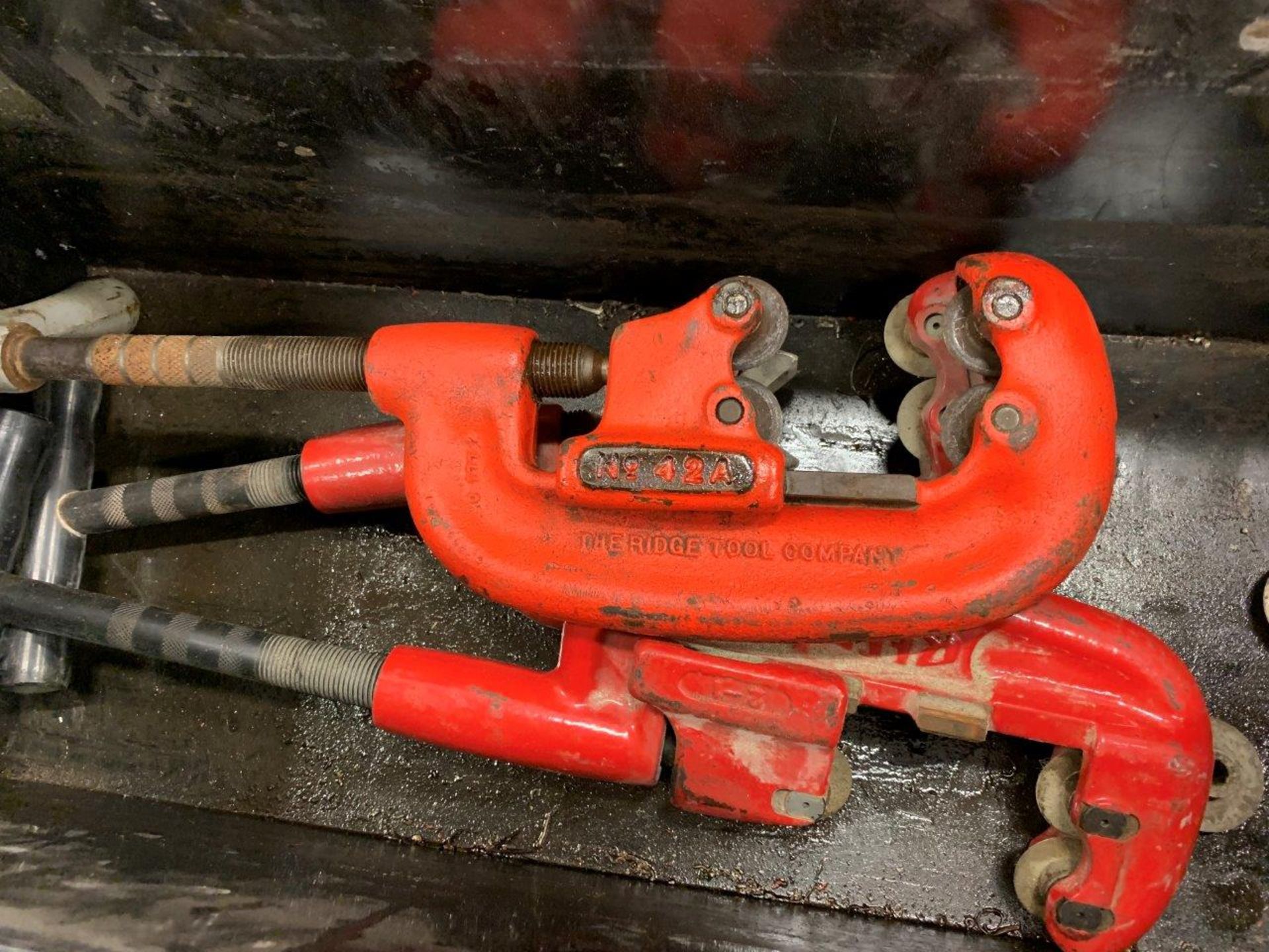 RIDGID 4-WHEEL PIPE CUTTER 3/4" TO 2" AND 2-REED 4-WHEEL PIPE CUTTER 1/2" TO 2" - Image 6 of 7