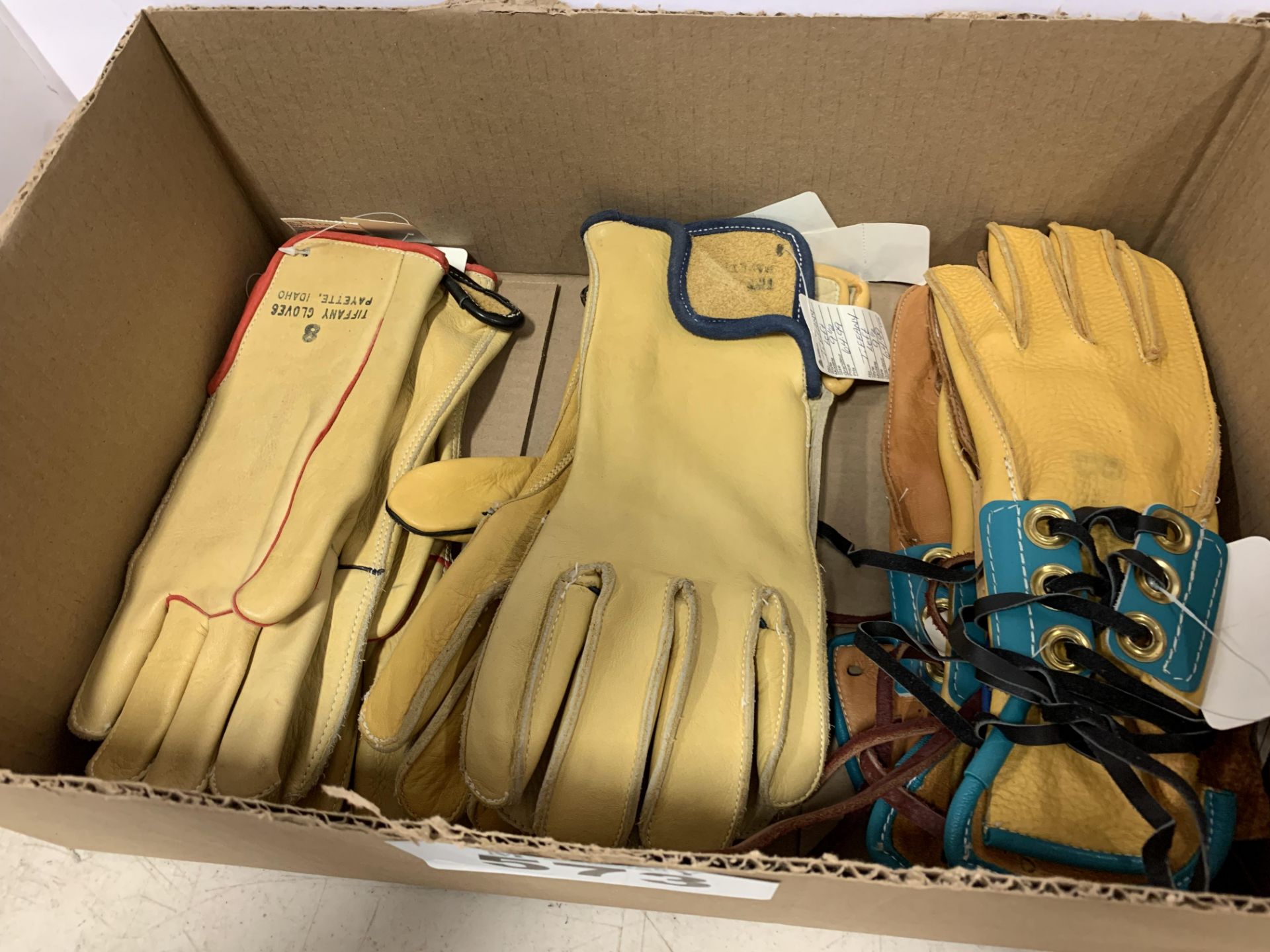 L/O ASSORTED RH & LH ROUGH STOCK GLOVES