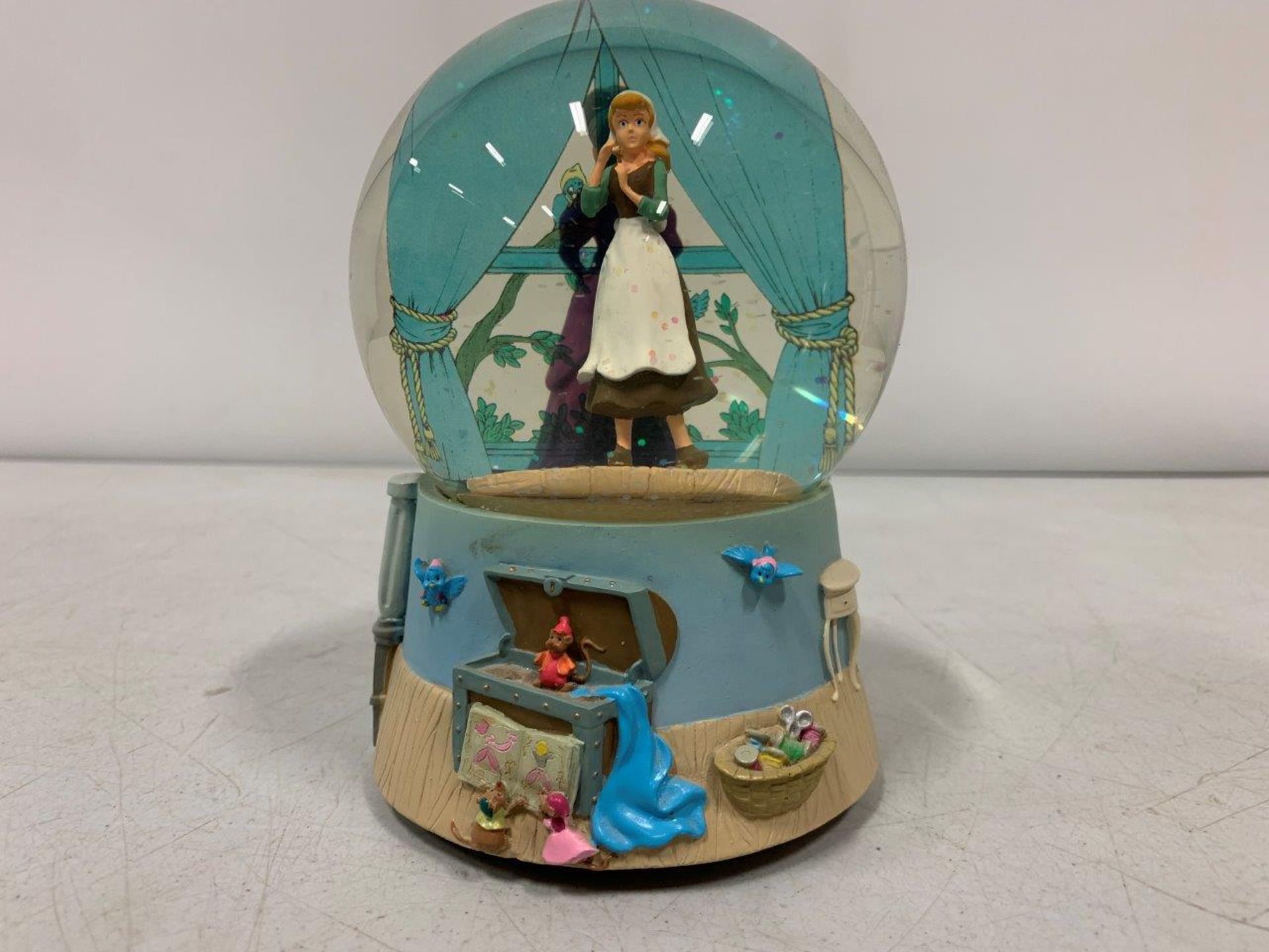 ENESCO DISNEY CINDERELLA "A DREAM IS A WISH YOUR HEART MAKES" SNOW GLOBE