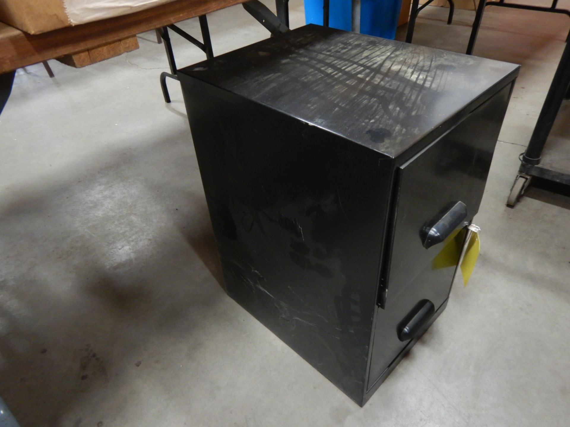 2 DRAWER METAL FILING CABINET 14X18X24 TALL - Image 2 of 3