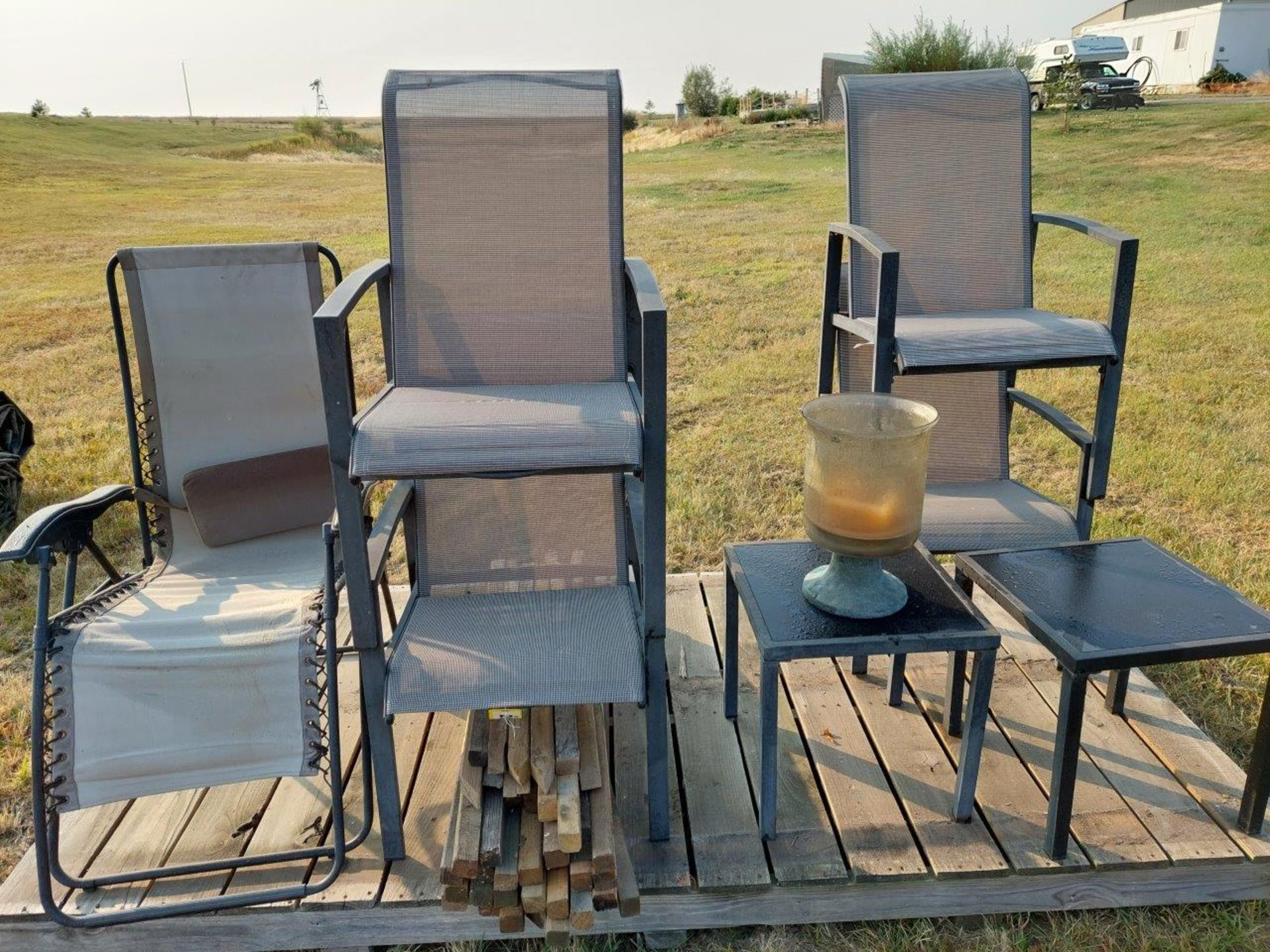 L/O PATIO FURNITURE 4 CHAIRS 2 END TABLES CANDLE AND ZERO-GRAVITY LAWN CHAING - Image 2 of 4