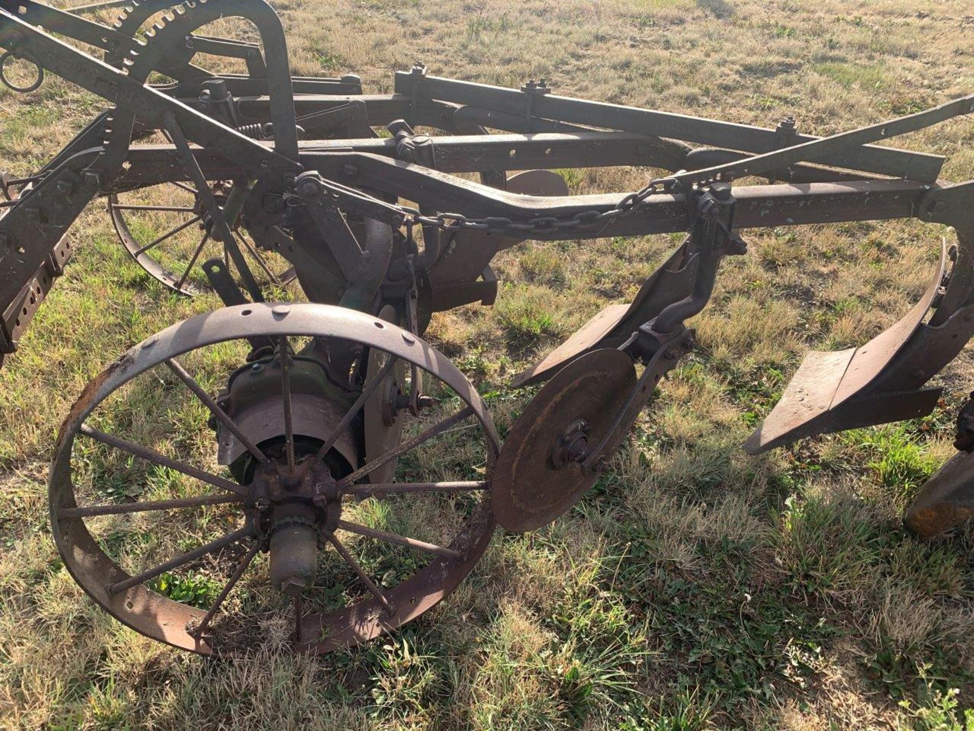 CASE 3-BOTTOM PLOW W/ GROUND DRIVE - Image 6 of 6