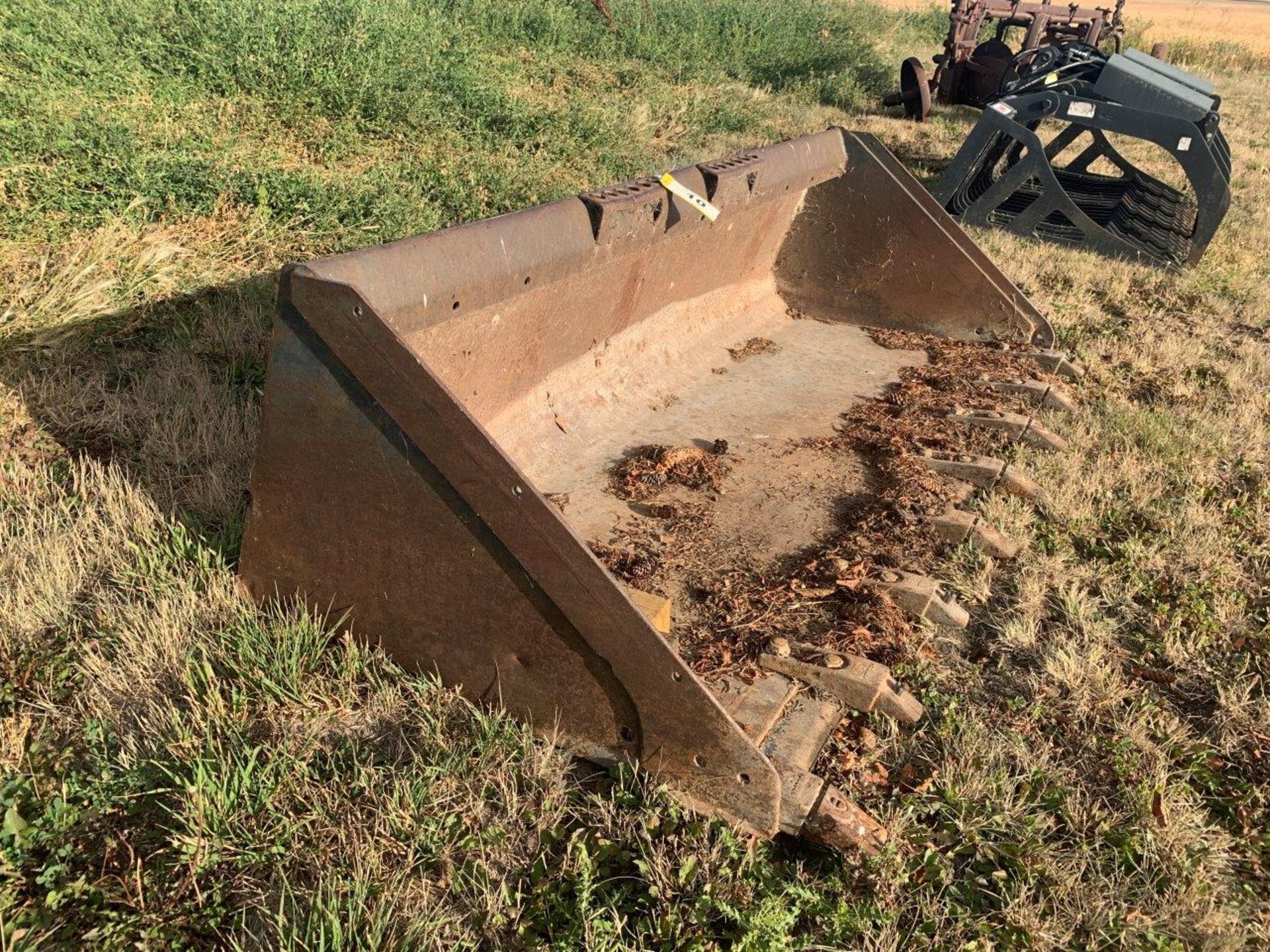 73IN TOOTH SKID STEER BUCKET - Image 2 of 5