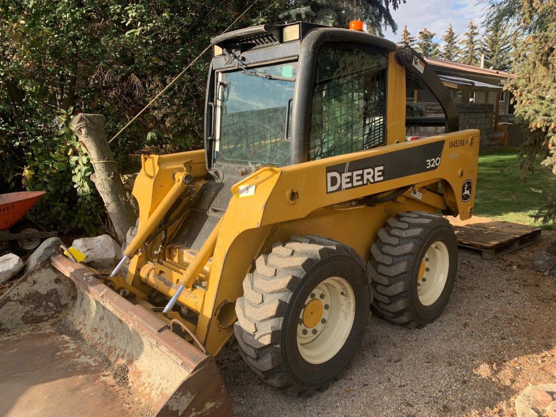 2008 JOHN DEERE 320 SKID STEER, 2,500HRS SHOWING, (BUCKET, FORKS, ATTACHMENTS NOT INCLUDED)