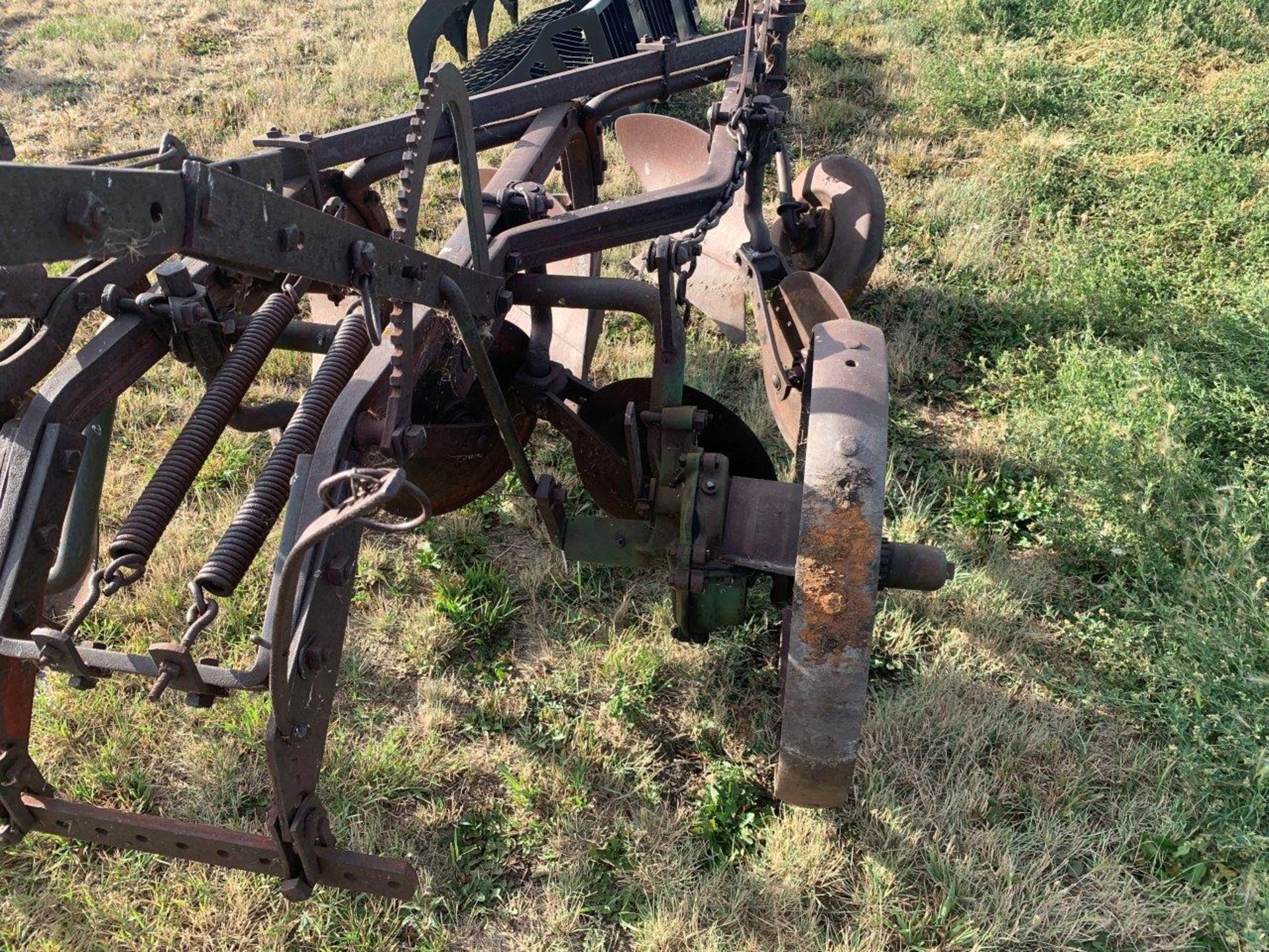 CASE 3-BOTTOM PLOW W/ GROUND DRIVE - Image 5 of 6