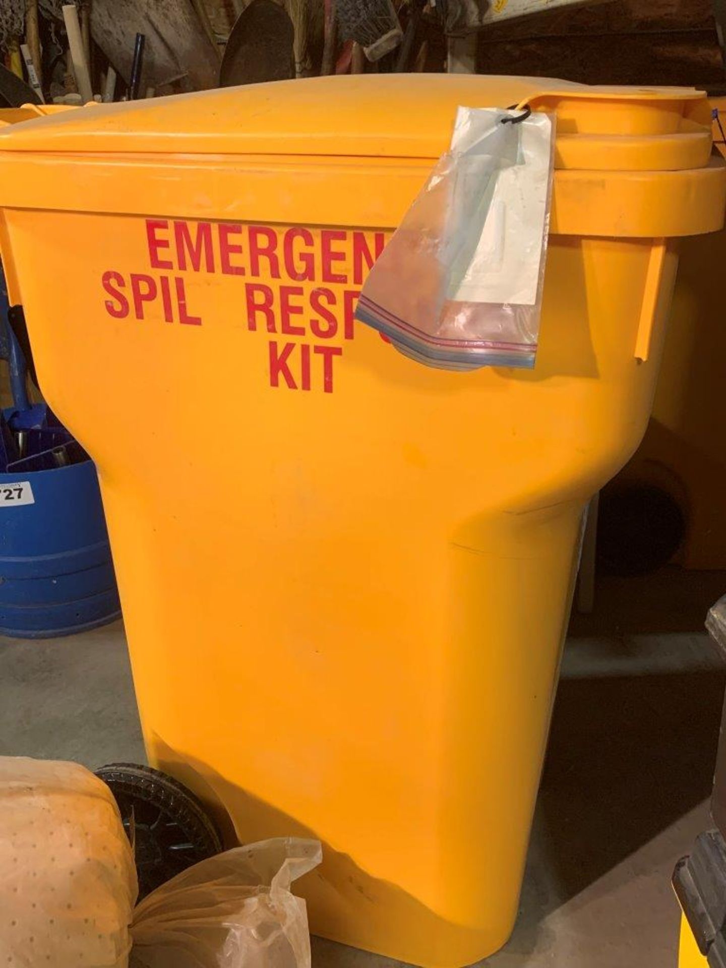 UNIVERSAL EMERGENCY SPILL KIT - Image 3 of 6