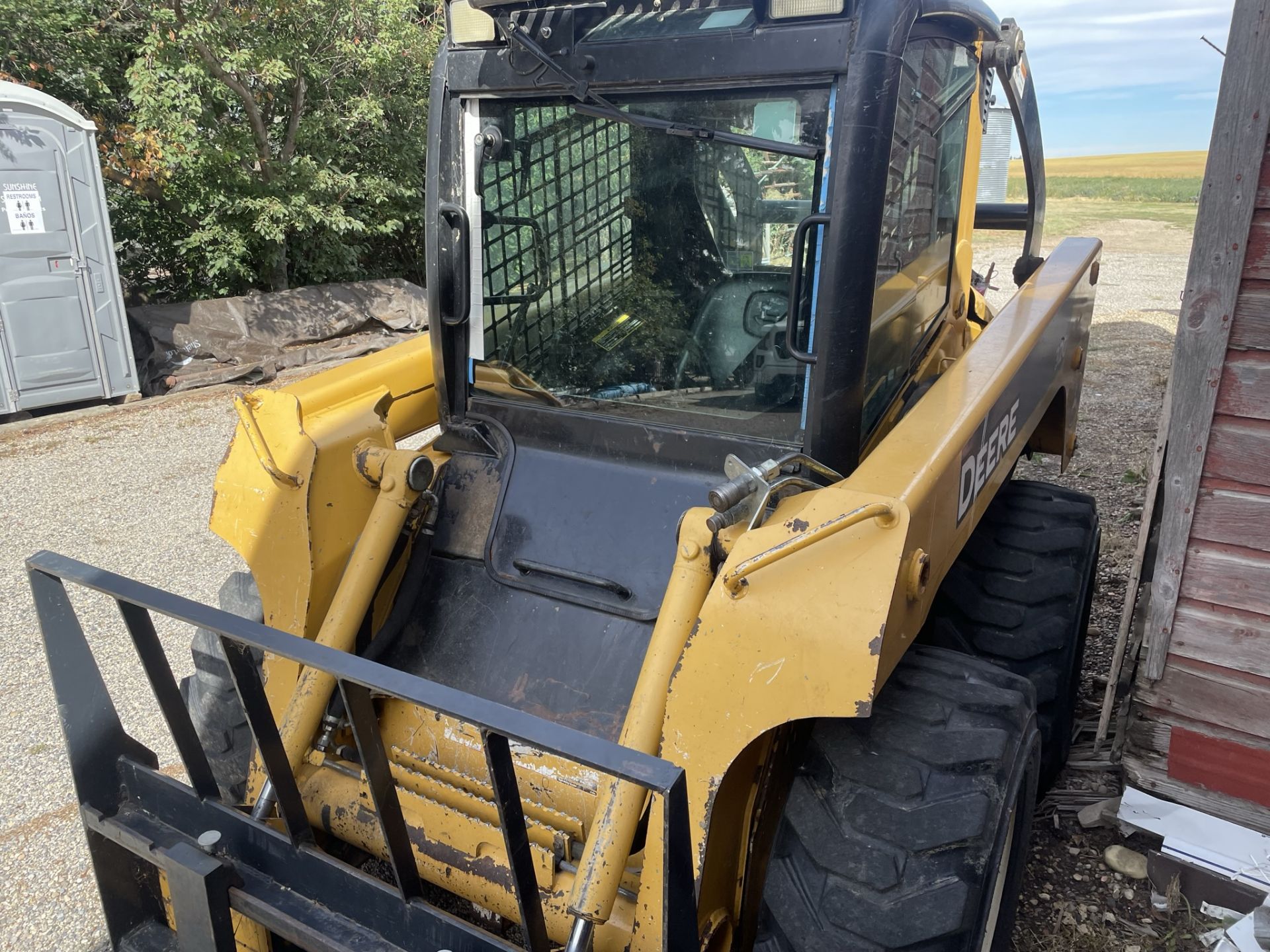 2008 JOHN DEERE 320 SKID STEER, 2,500HRS SHOWING, (BUCKET, FORKS, ATTACHMENTS NOT INCLUDED) - Image 4 of 10