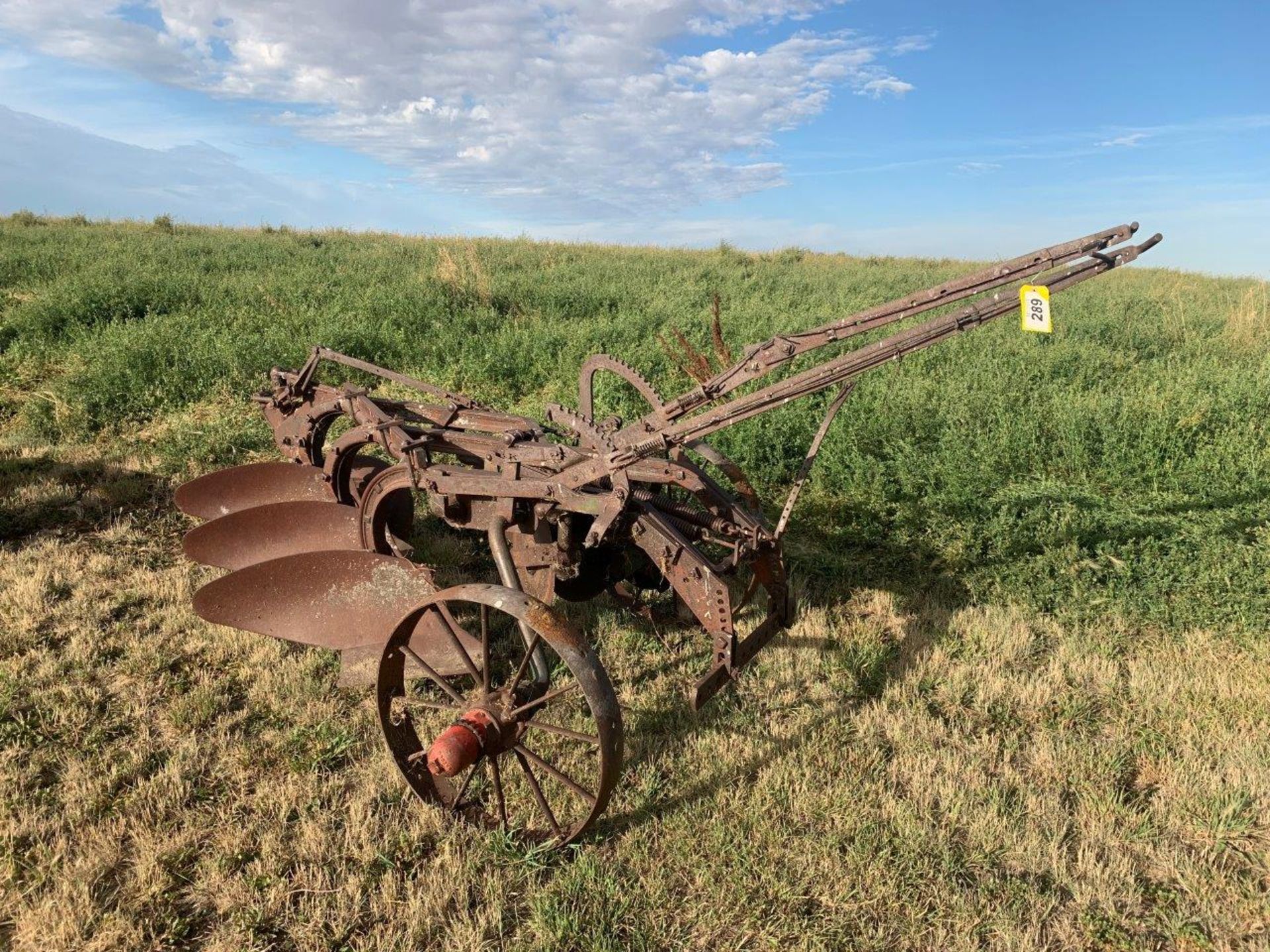 CASE 3-BOTTOM PLOW W/ GROUND DRIVE - Image 4 of 6