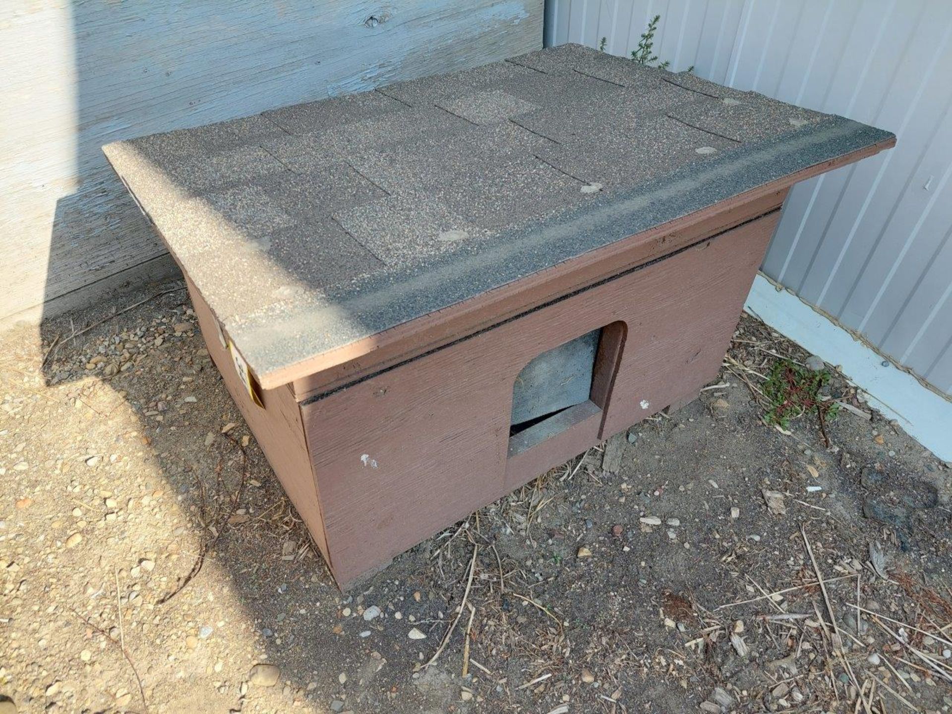 HEATED PET HOUSE 36X28X24H