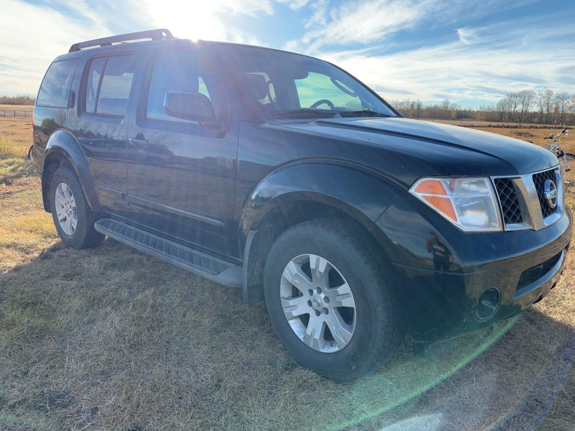 2005 NISSAN PATHFINDER SUV, 4X4, 4.0L GAS ENG, 4-DR, LEATHER INT. 119,524 KMS SHOWING - Image 2 of 11