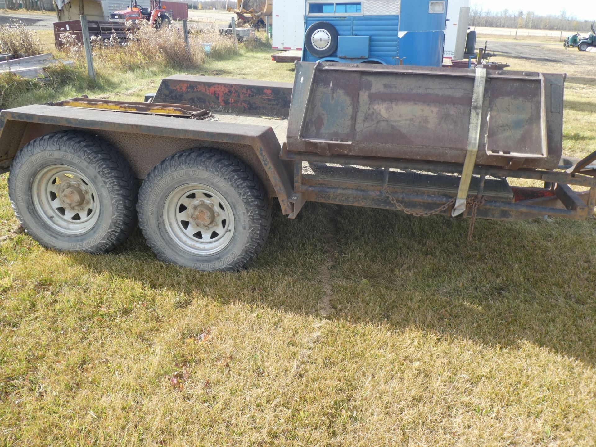 SHOP BUILT 12FTX6FT FLAT DECK T/A TRAILER W/ RAMPS, 48" SKID STEER BUCKET (NO VIN - NEVER - Image 3 of 5