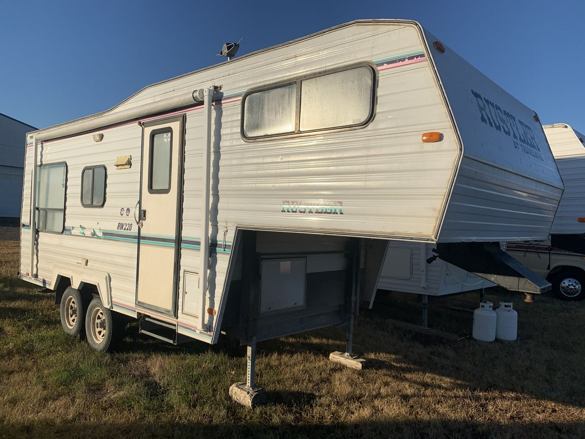 1996 TRAVELAIRE RUSTLER RW220 5TH WHEEL HOLIDAY TRAILER, FRONT QUEEN BED, REAR KITCHEN, AC