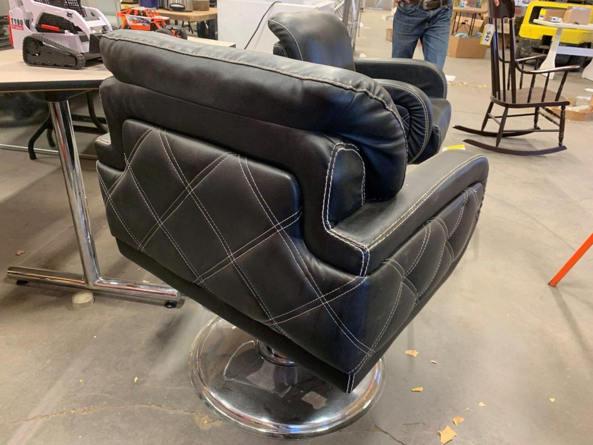 LEATHER HYD. PEDESTAL SALON CHAIR - Image 2 of 3