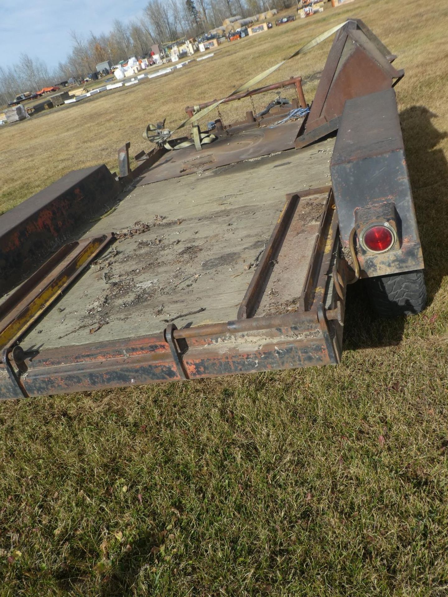 SHOP BUILT 12FTX6FT FLAT DECK T/A TRAILER W/ RAMPS, 48" SKID STEER BUCKET (NO VIN - NEVER - Image 4 of 5