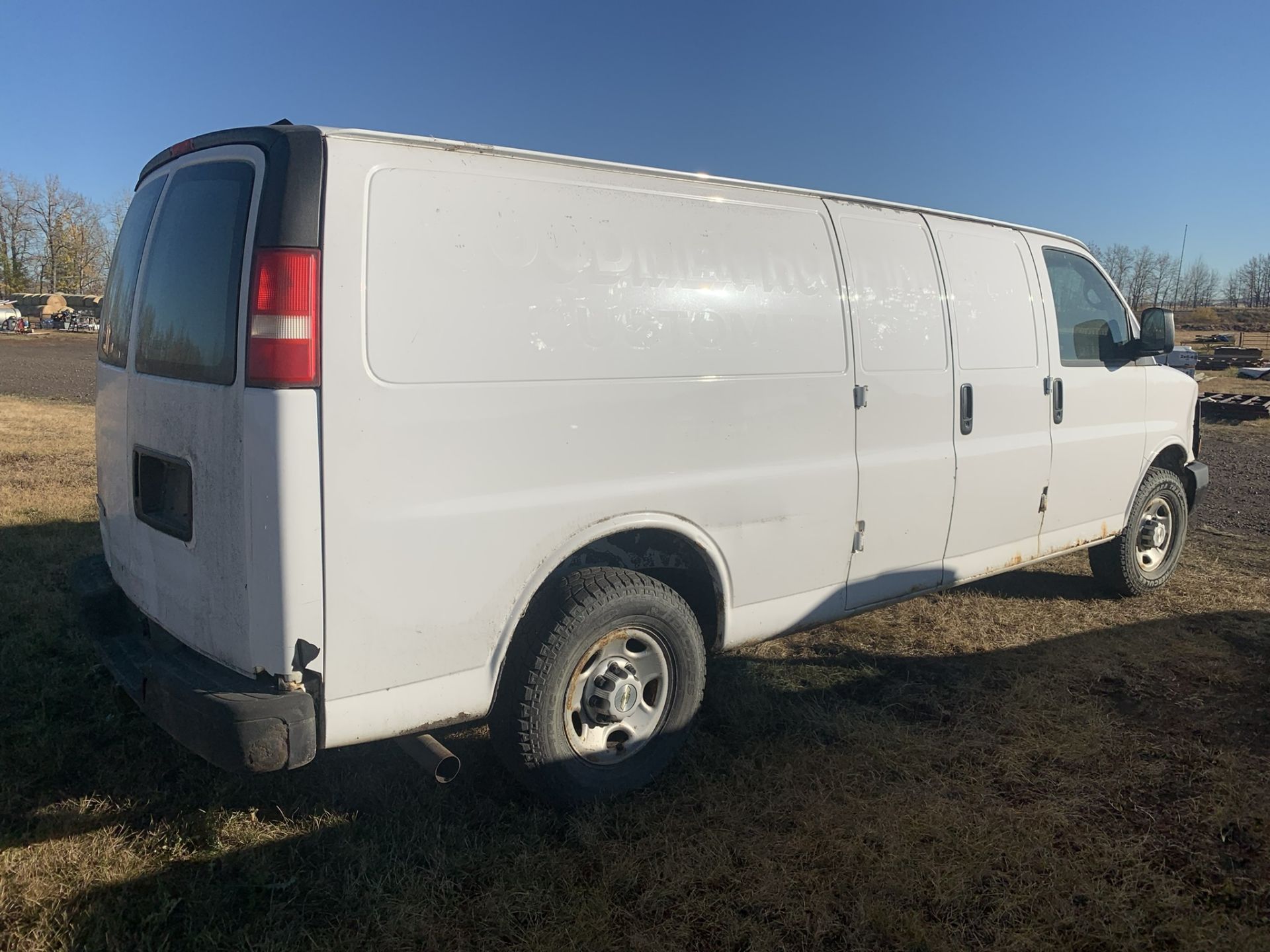 2007 CHEVROLET EXPRESS 2500 CARGO VAN , 2WD, 4.8L LR4 GAS ENG., 266,297 KMS SHOWING - Image 3 of 12