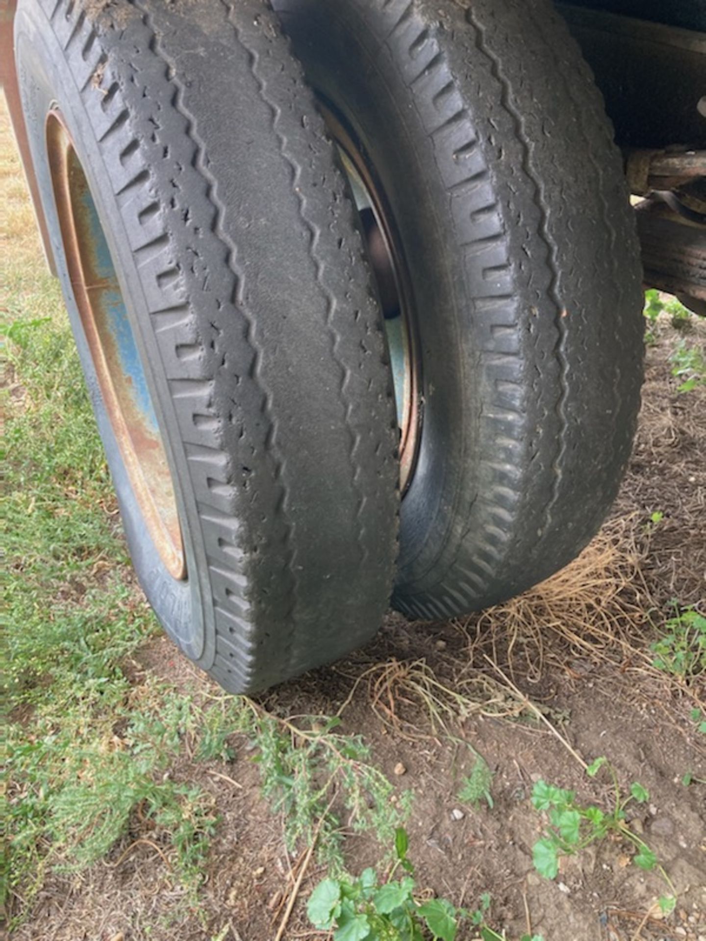 1950 CHEV 1100 1½ TON GRAIN TRUCK 28,000 MILES SHOWING, (FULLY OPERATIONAL) LOCATED @ HODGEVILLE, SK - Bild 12 aus 14