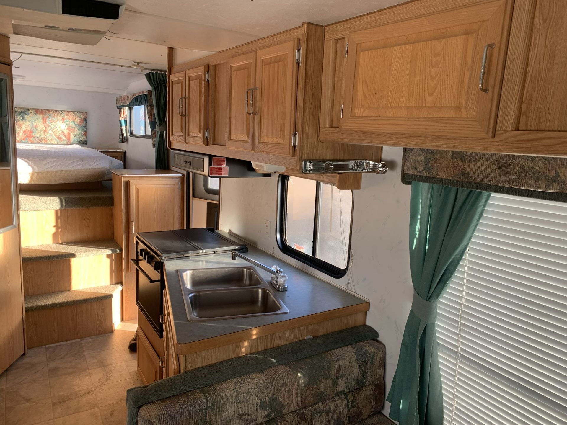 1996 TRAVELAIRE RUSTLER RW220 5TH WHEEL HOLIDAY TRAILER, FRONT QUEEN BED, REAR KITCHEN, AC - Image 8 of 13